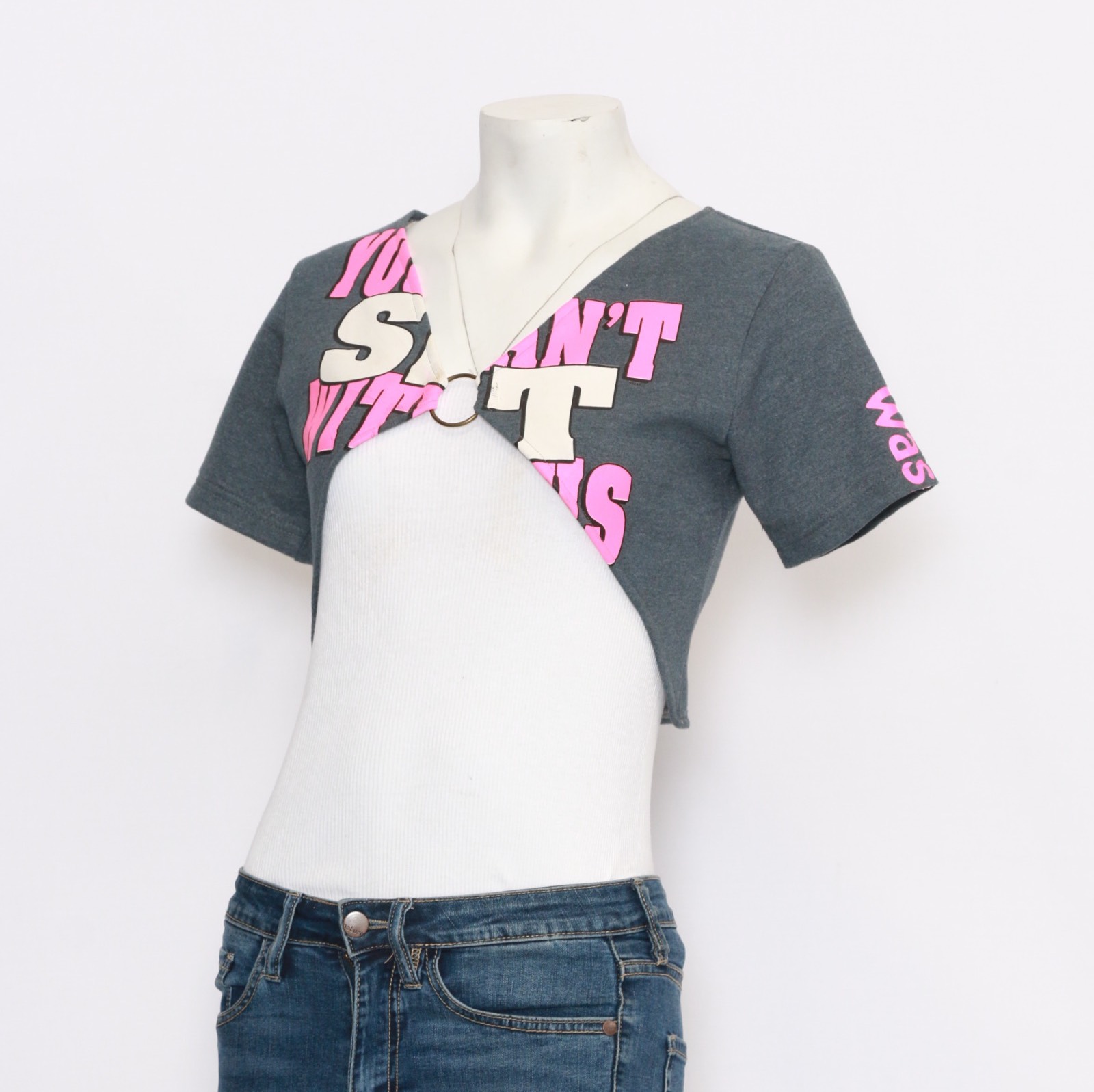 CR138 Blouse pour femmes retravaillée avec insert en anneau fabriquée à partir de sweat-shirt imprimé non marqué.