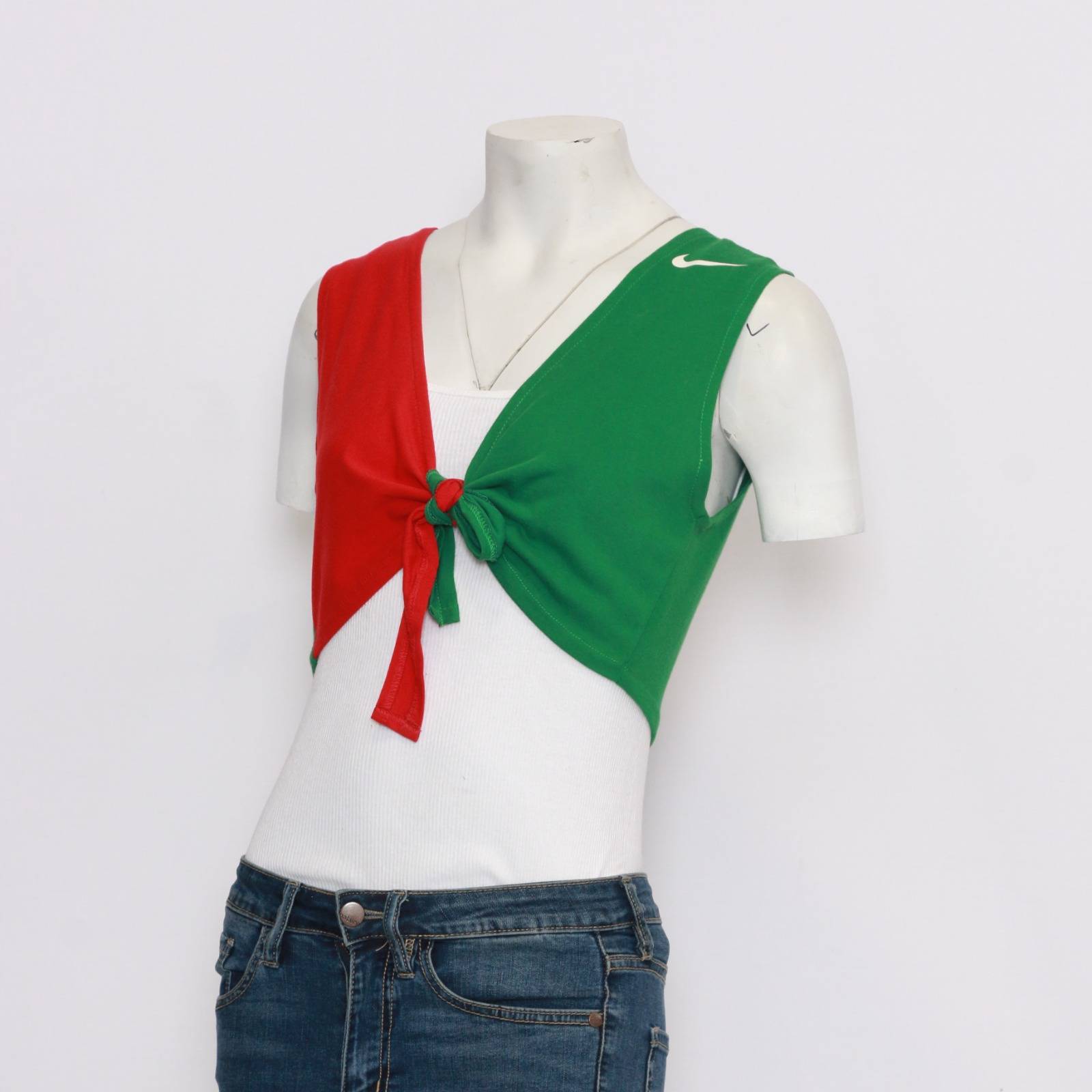 CR1049 Blouse nouée pour femmes retravaillée fabriquée à partir de t-shirts de marque vintage Nike, Puma, Fila, Reebok et d'autres marques de sport.