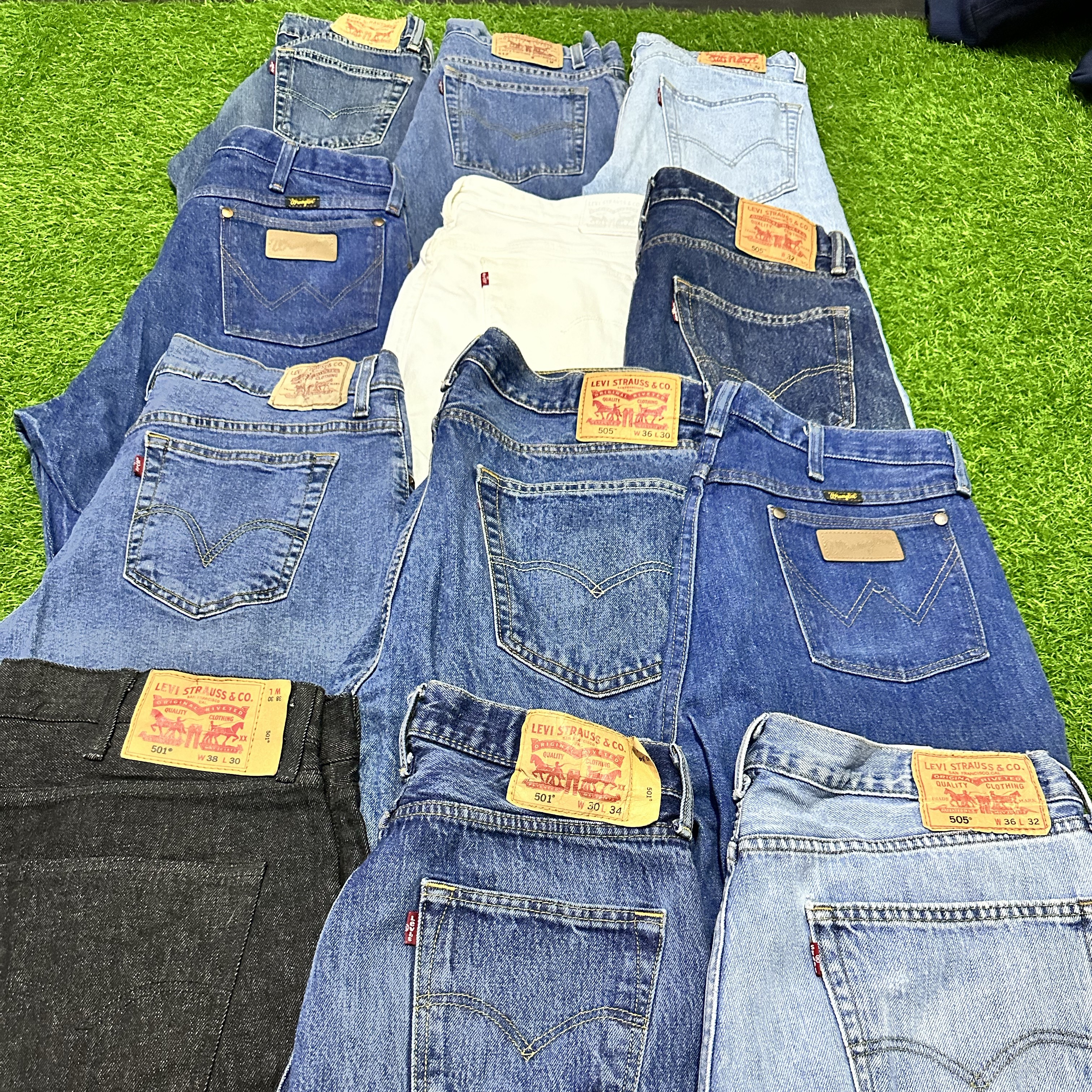 501, autres numéros de pantalons Levi’s et Wrangler, 24 pièces