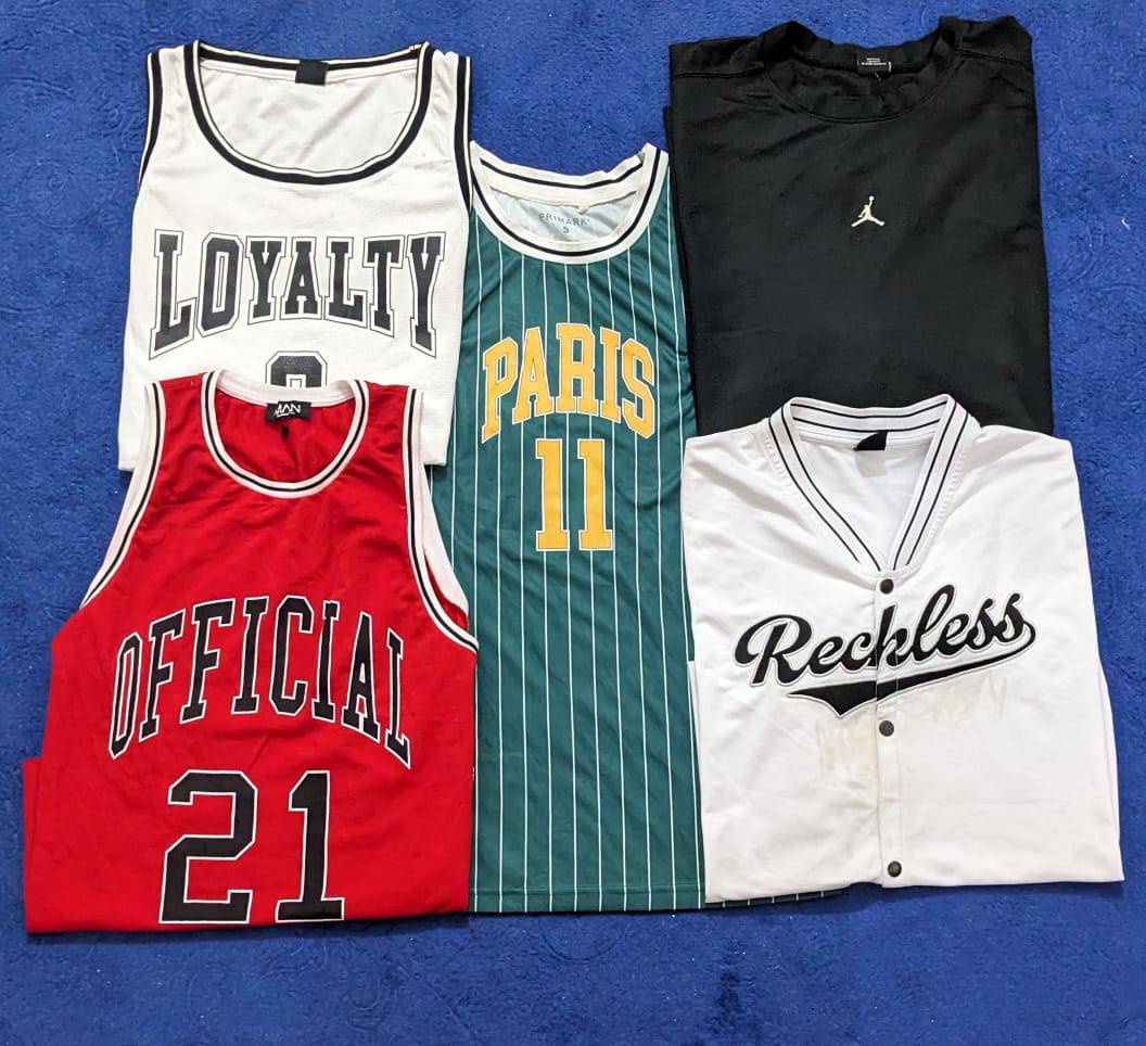 Maillots et T-shirts de football et de basketball premium, 35 pièces.