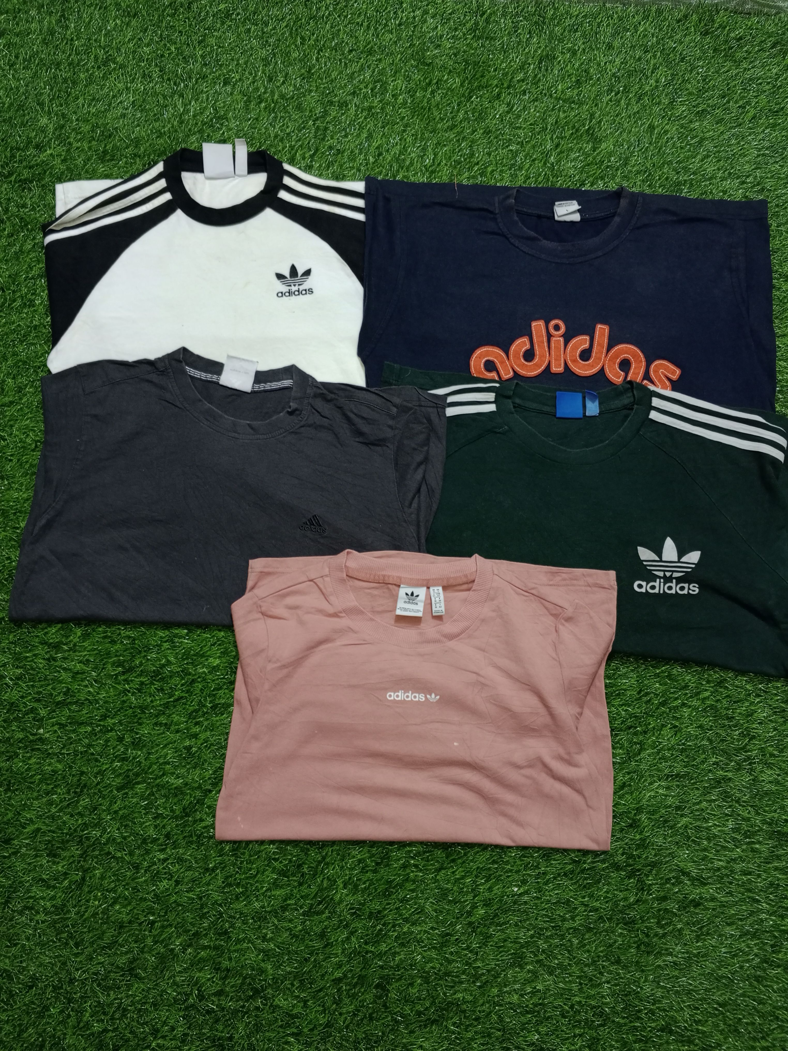 T-shirts Adidas de marque à prix réduit, 30 pièces.