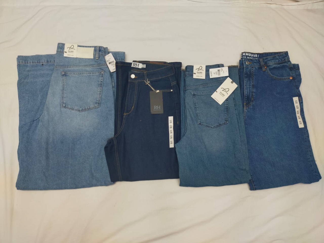 AHS5 Übriggebliebene Frauen Flare Jeans - 40 Stück