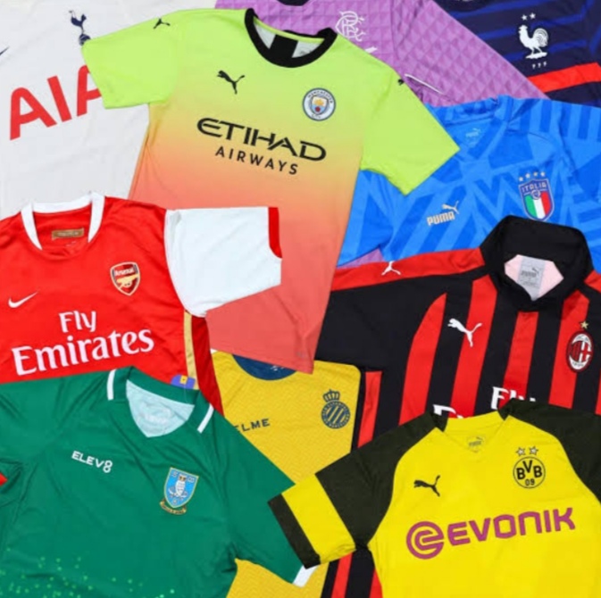 T-shirts authentiques de football