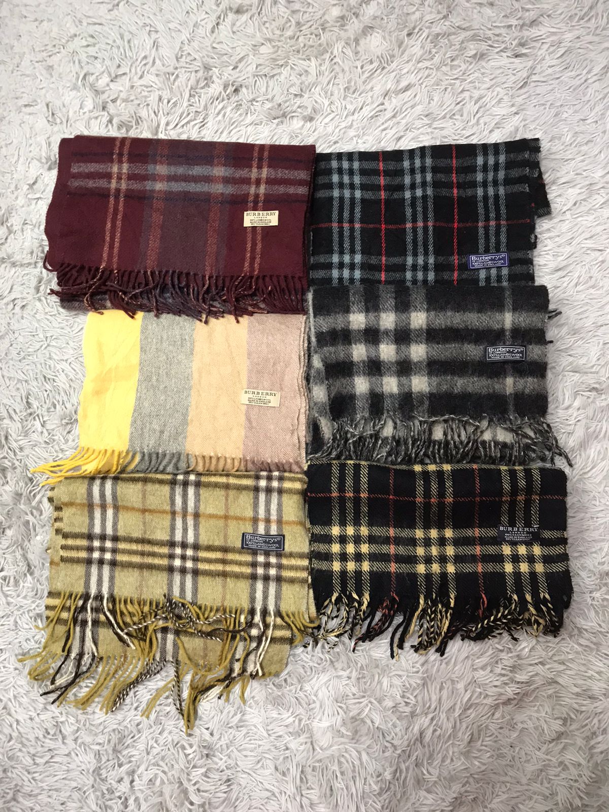 beaux foulards Burberry 15 pcs