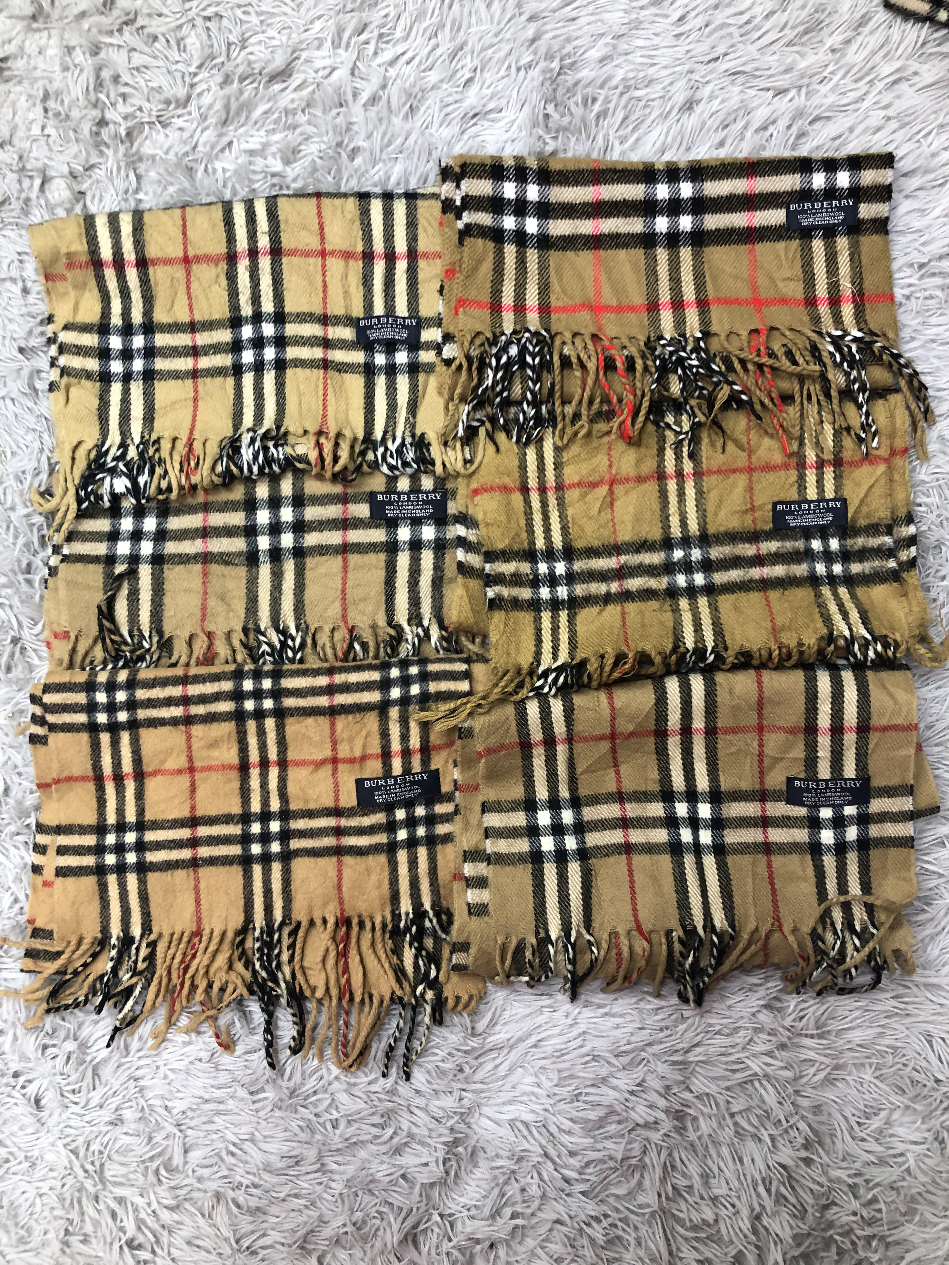 Seulement 10 pièces de foulards burberry de couleur beige.