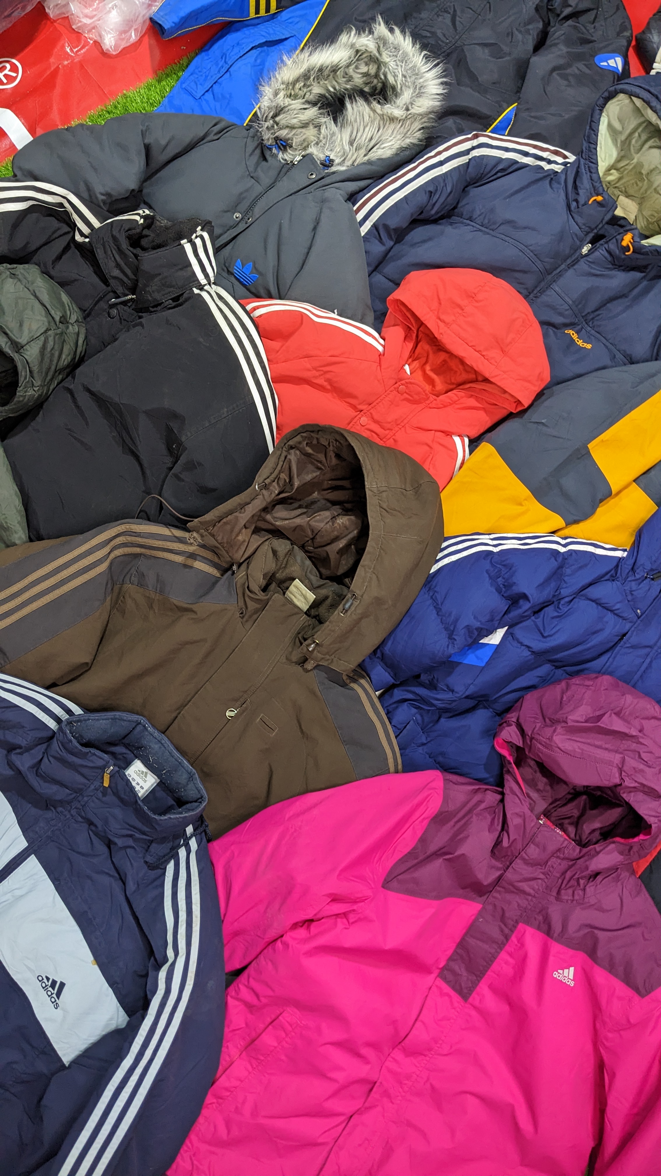 Vestes de survêtement et doudounes Adidas - 39 pièces