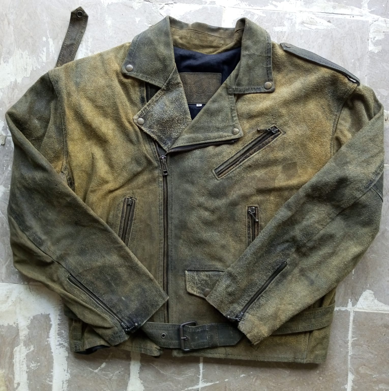 Catégorie de mélange de vestes en cuir, chaque ensemble est unique avec ses particularités.