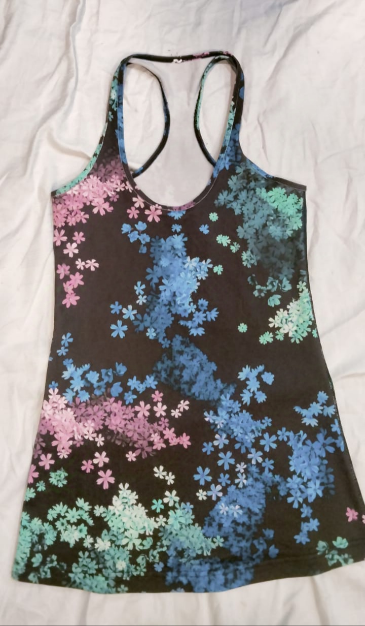 Ensemble de 5 pièces de haut et shorts Lululemon Straps.