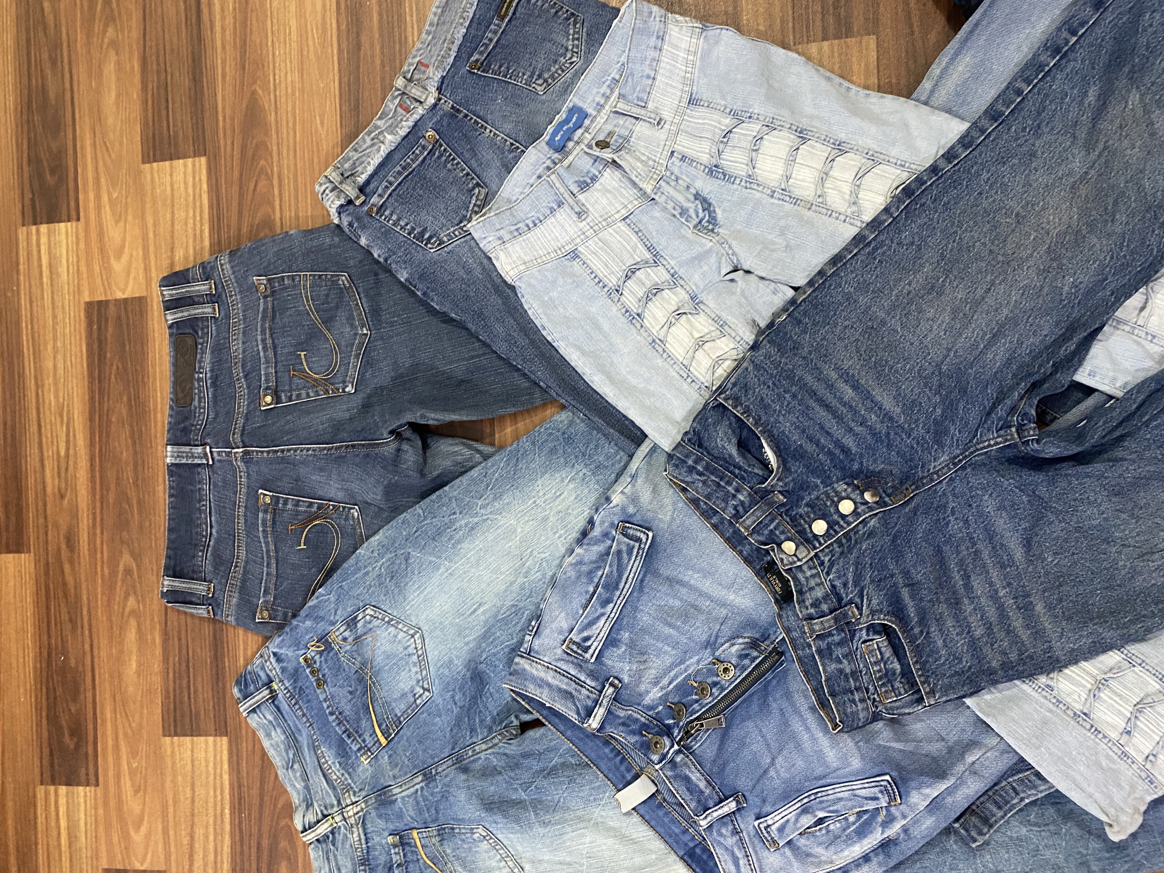 Jeans femme sans marque à bas évasé - 45 pièces