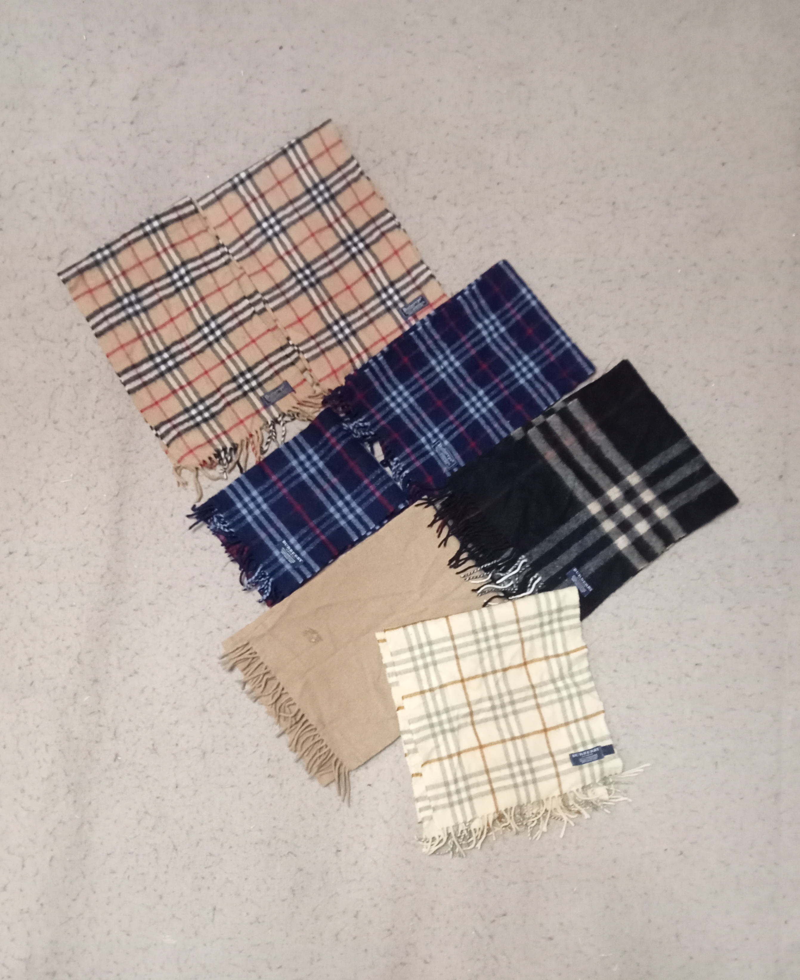 30 pezzi di sciarpe Burberry firmate