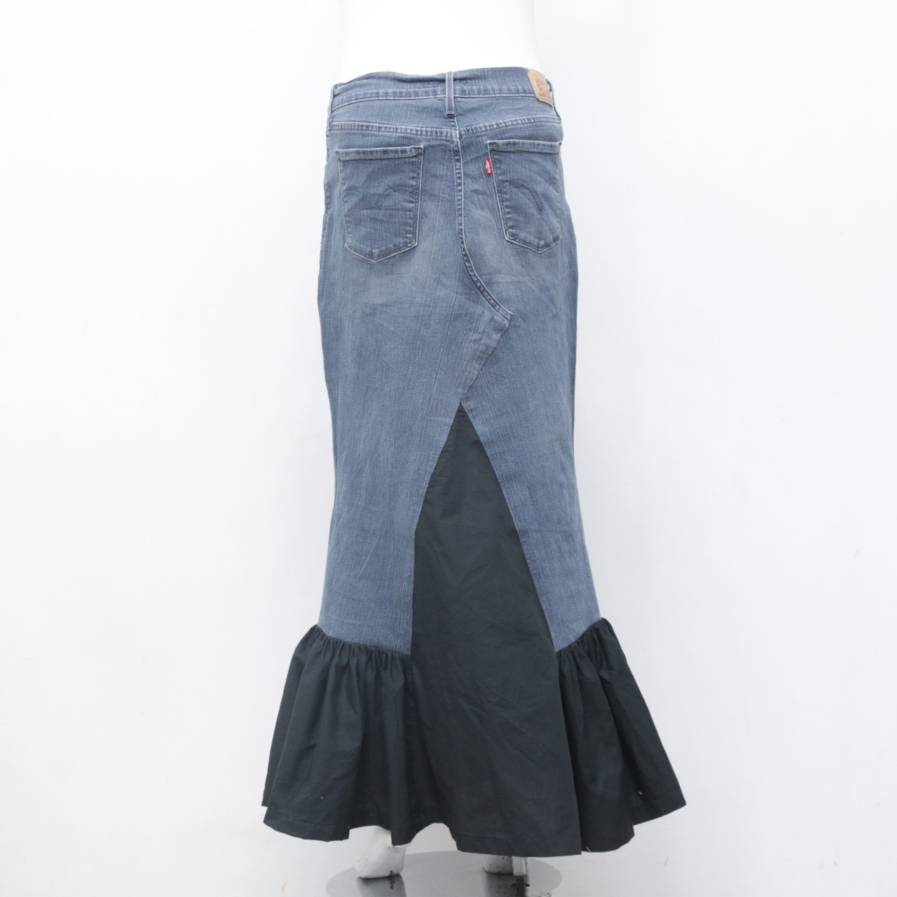 Upcycled Denim-Röcke mit ausgefranstem Saum