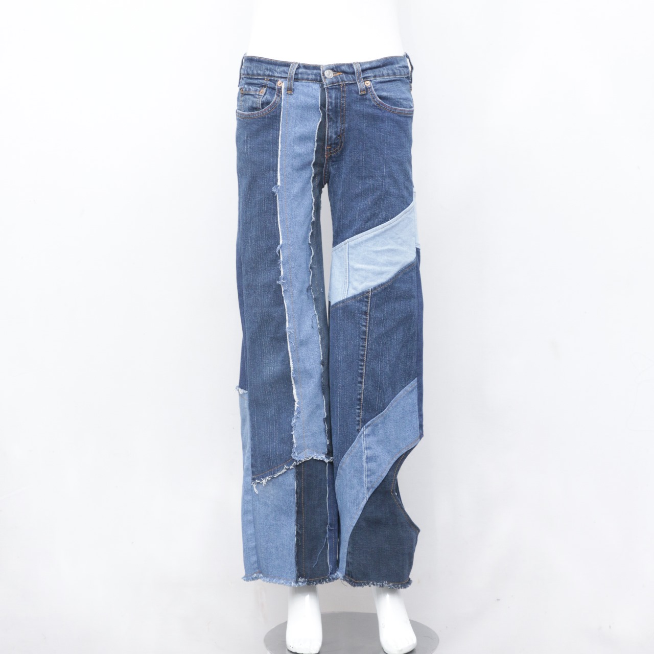 Pantalon en denim à patch Rework avec trou sur le bas.