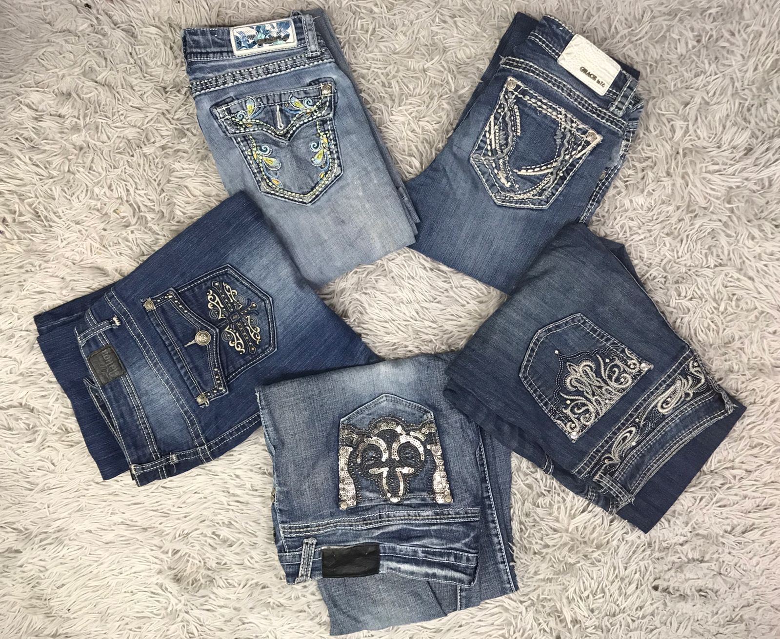 Elegante Bleistiftjeans mit ausgestellten Gesäßtaschen