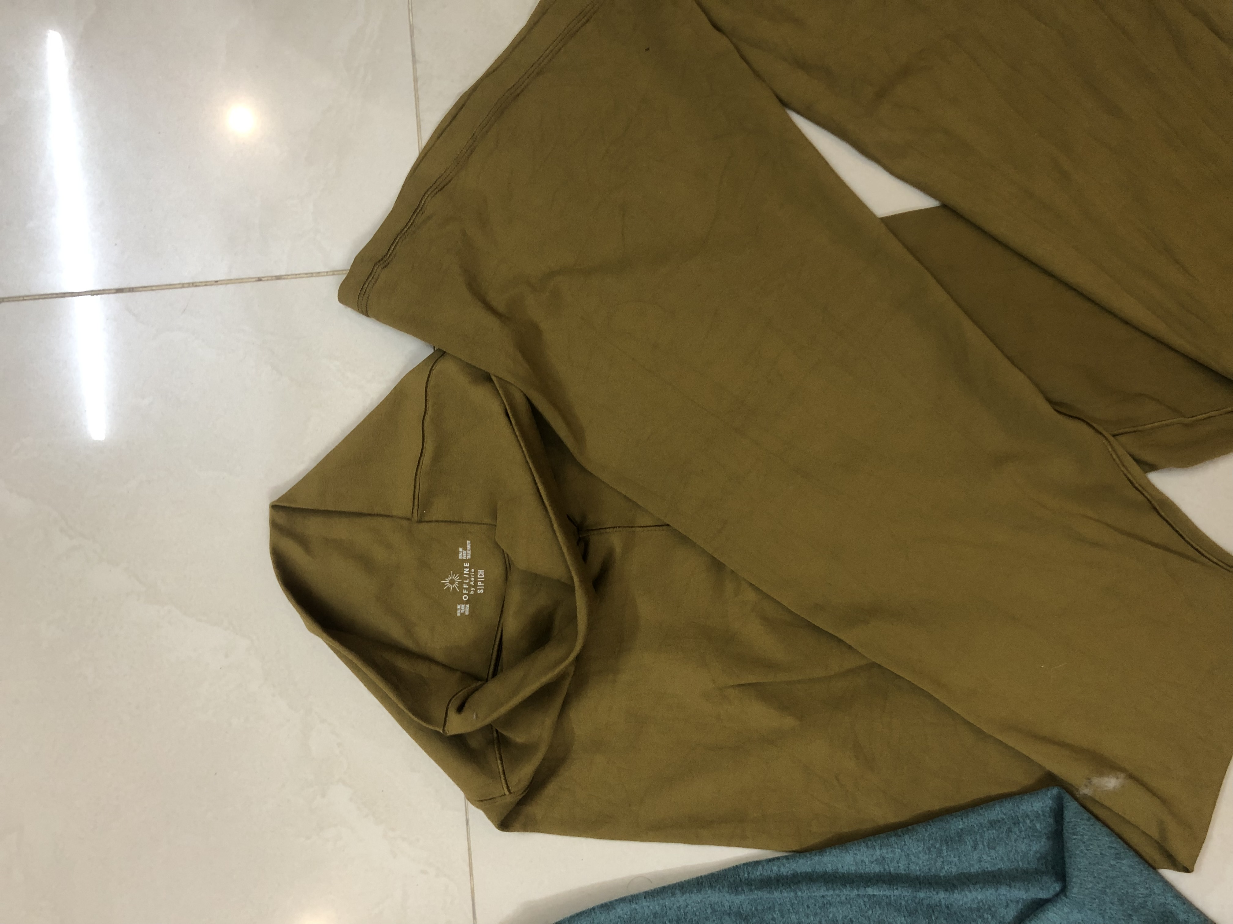 Lululemon/Athleta/Aerie Mélange de Hauts/Leggings/Pantalons Évasés