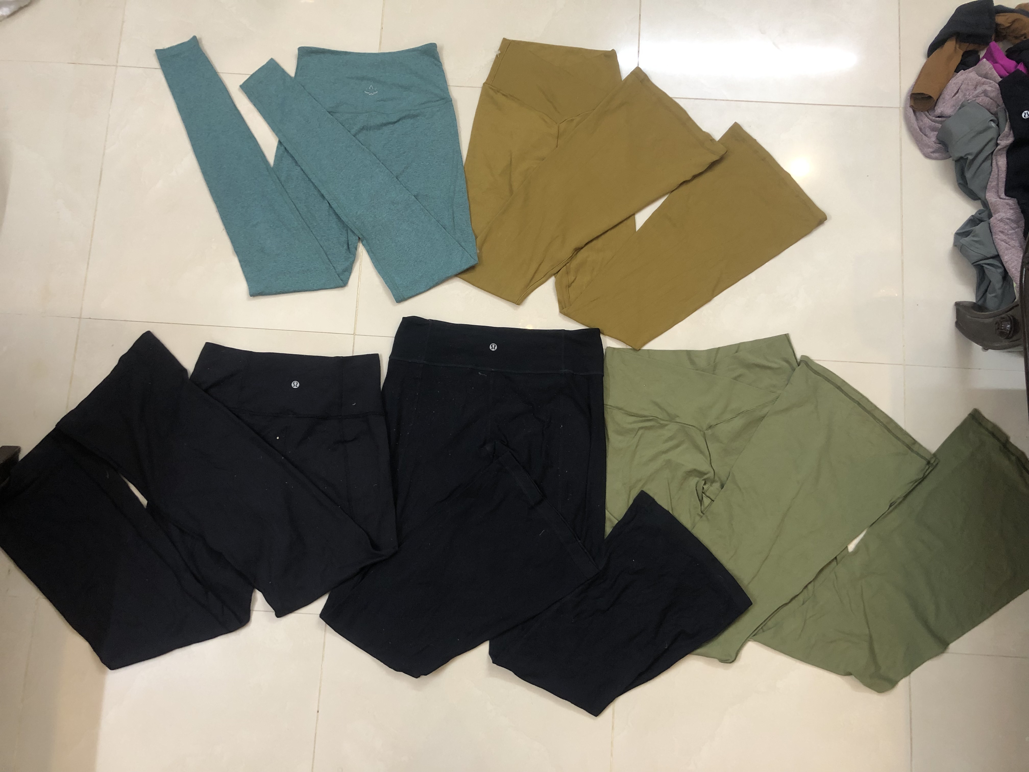 Lululemon/Athleta/Aerie Mélange de Hauts/Leggings/Pantalons Évasés