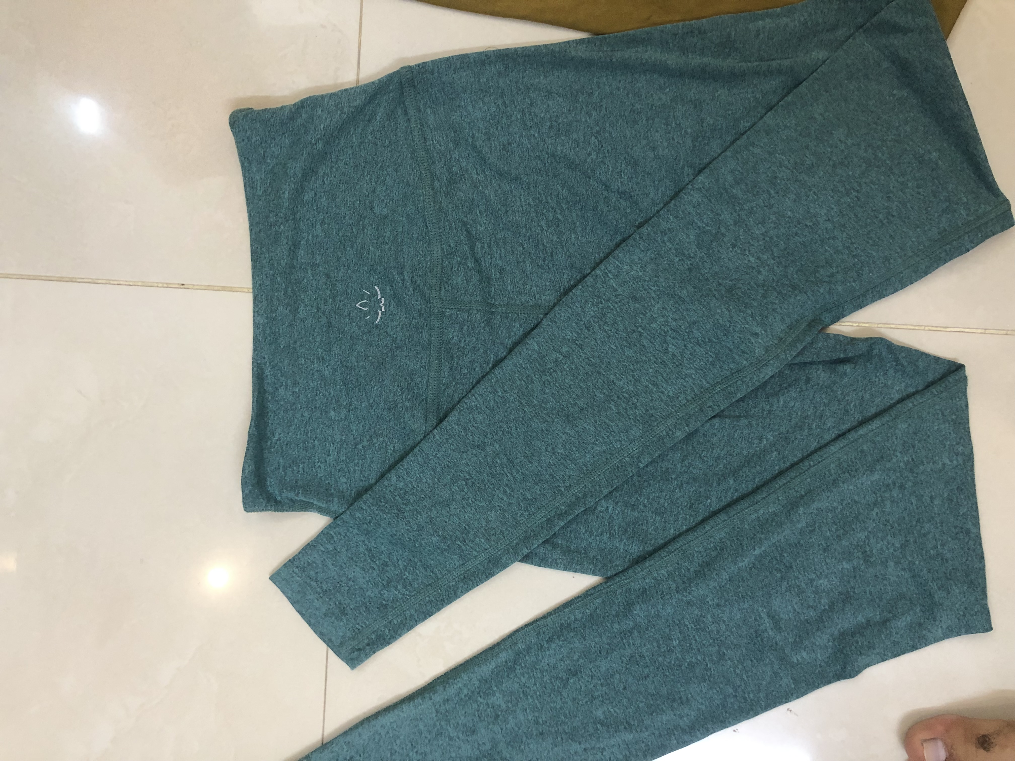 Lululemon/Athleta/Aerie Mélange de Hauts/Leggings/Pantalons Évasés