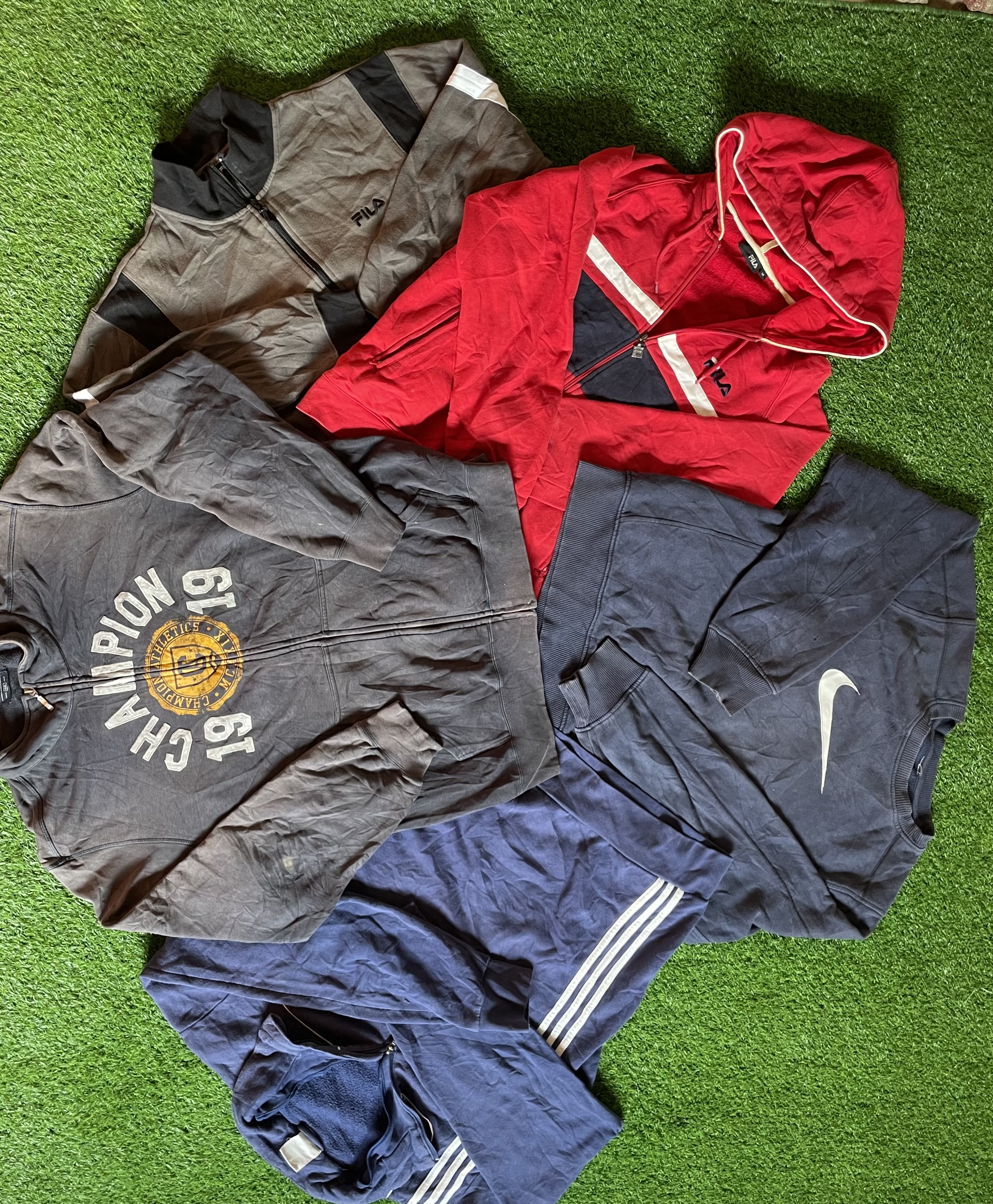 Nike et des sweats à capuche et des sweat-shirts de marque.