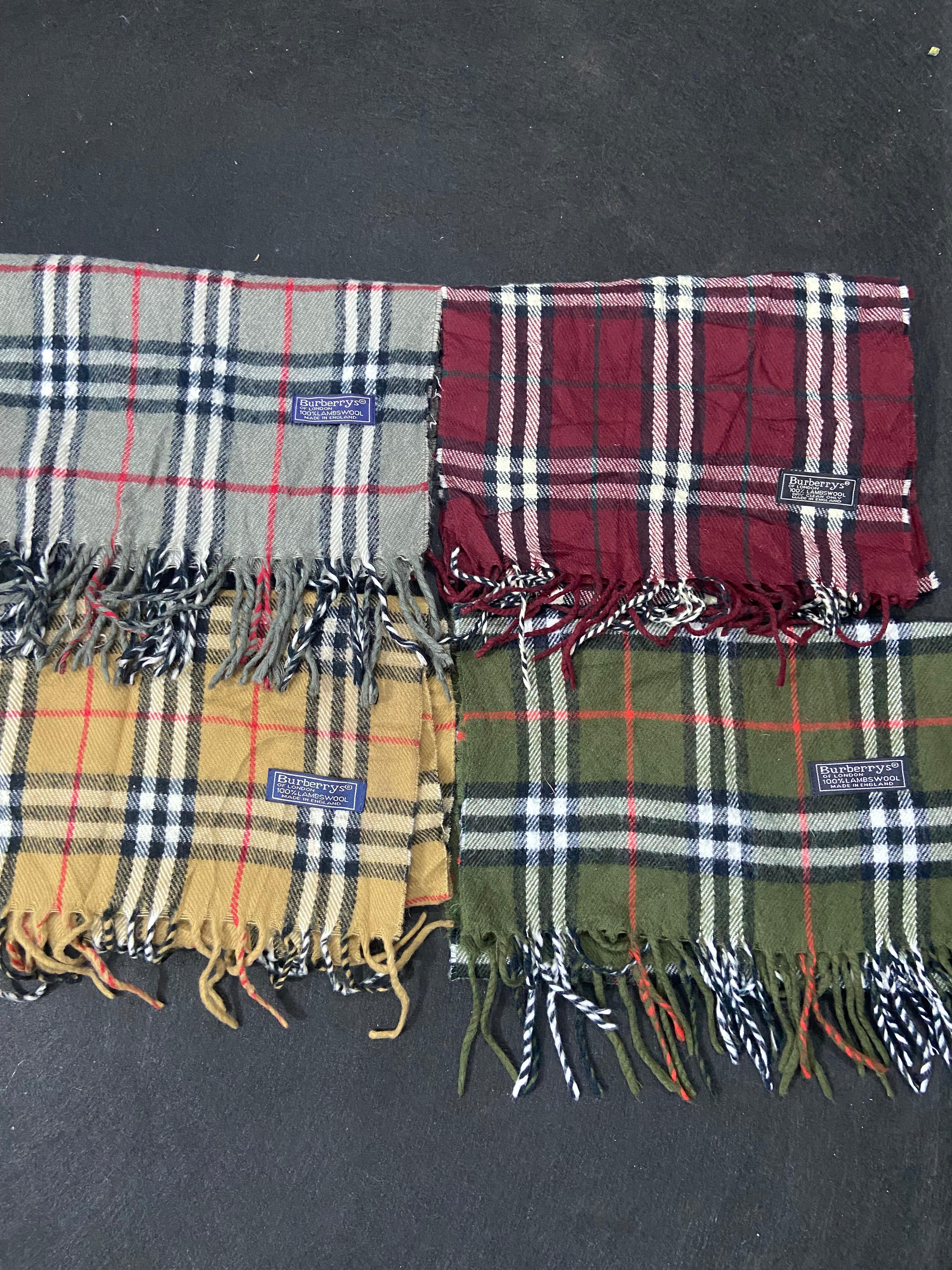 Écharpes Burberry 50 pièces