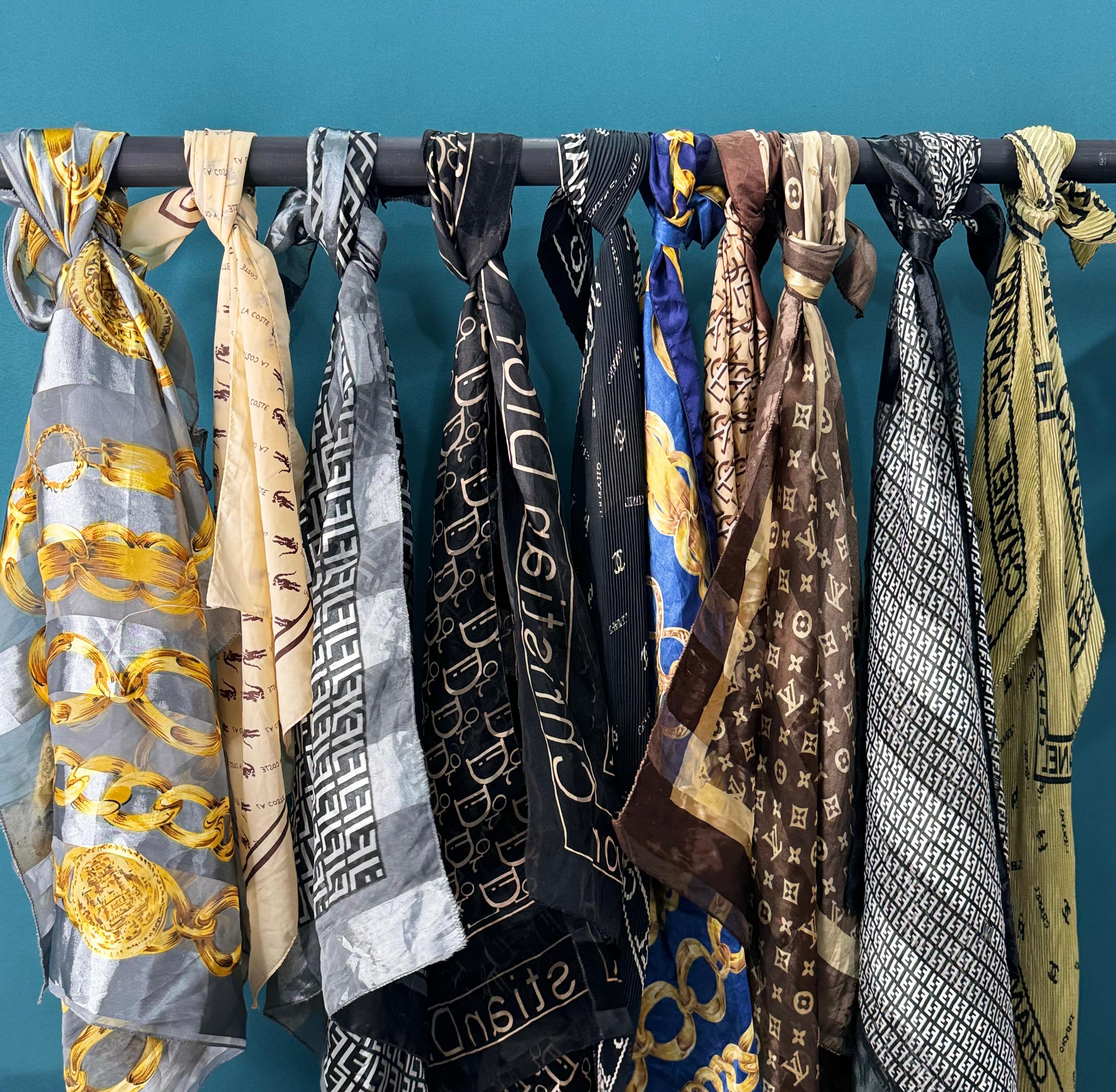 #VV202 Luxusschals: LV, Chanel, Dior, Gucci, Fendi, Prada Mix -Keine Etiketten 30 Stück