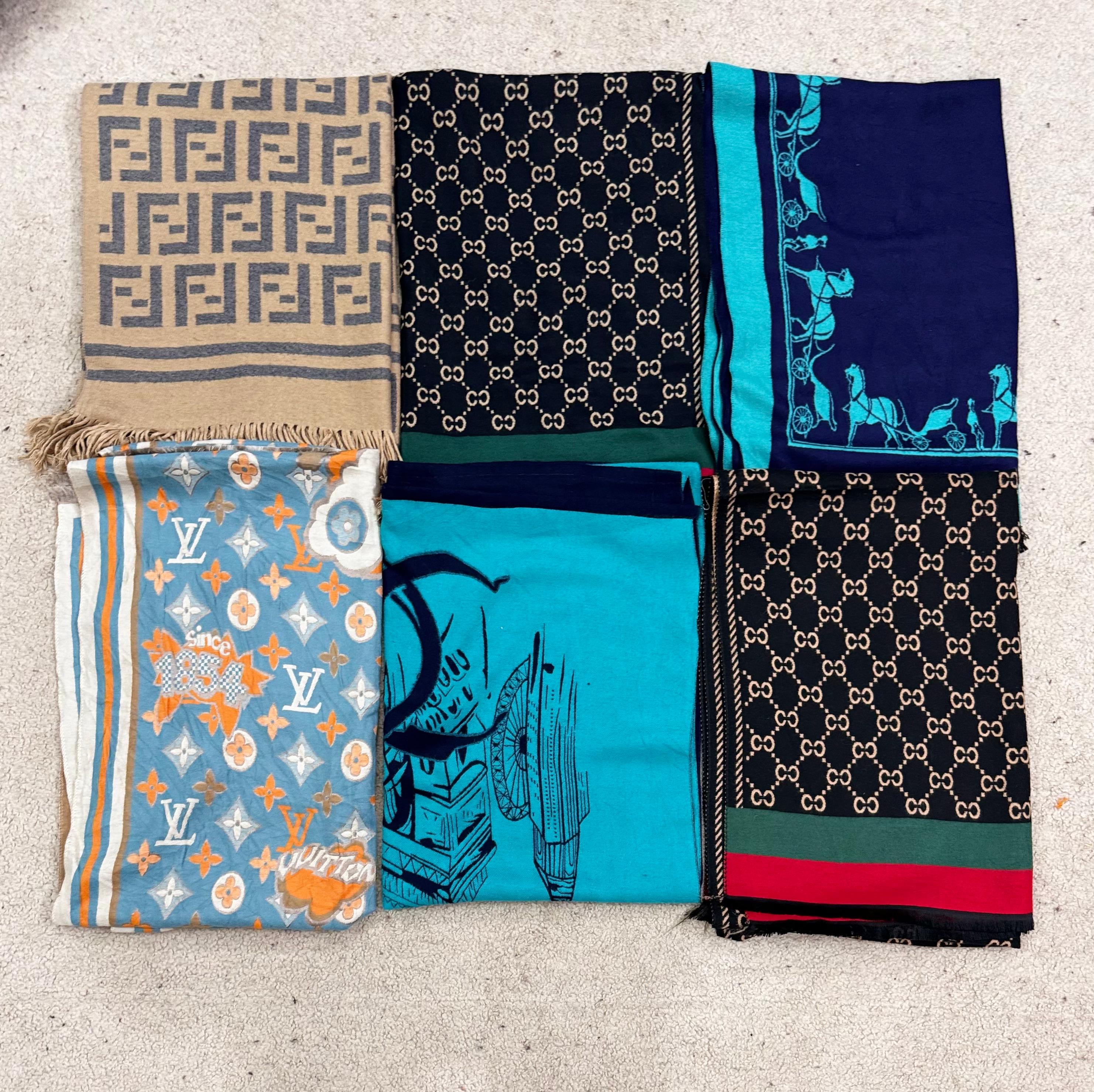 #VV211 Châles de Luxe : Chanel, Gucci, Hermès, LV, Fendi Mix - Sans étiquette 25 pièces