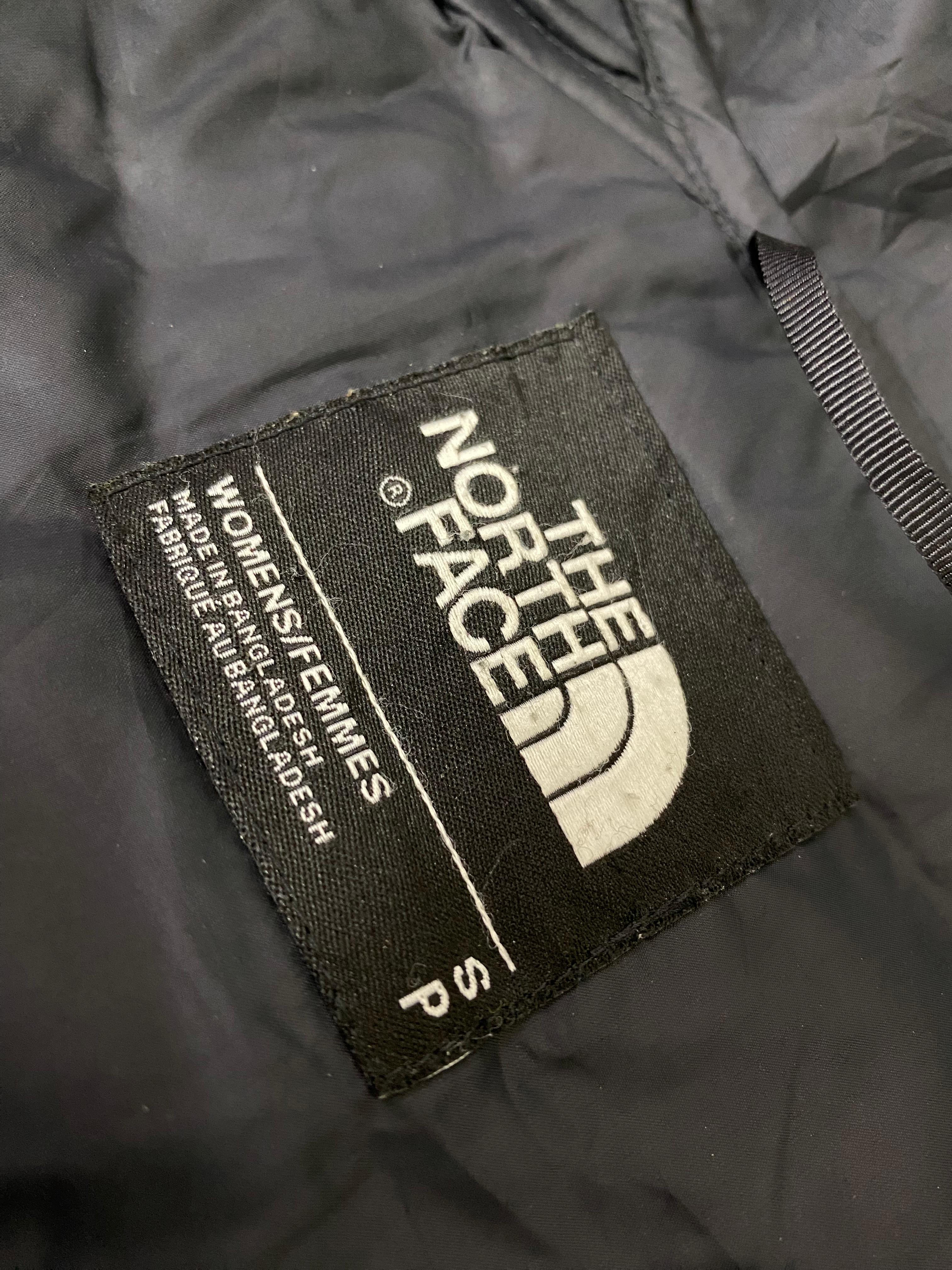 Les doudounes The North Face et Adidas.