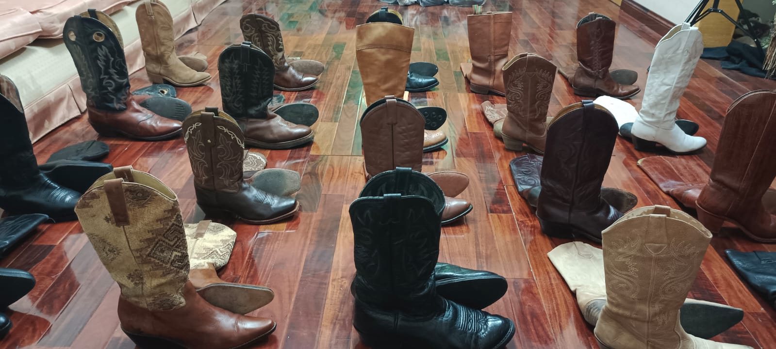 G0114 Vintage Cowboy Shoes 25 Pieces