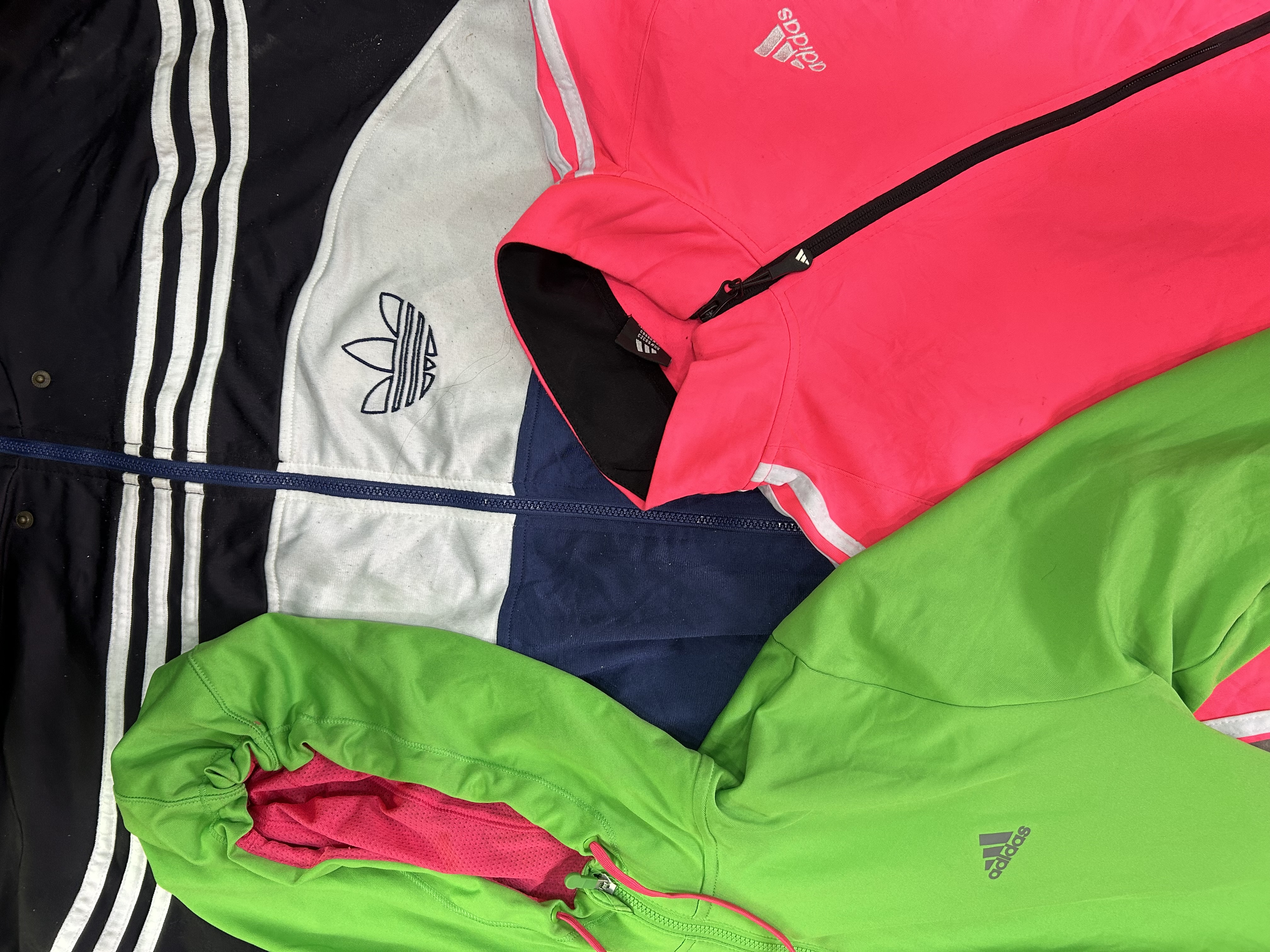 20 pièces de vestes de sport et de sweats à capuche Adidas