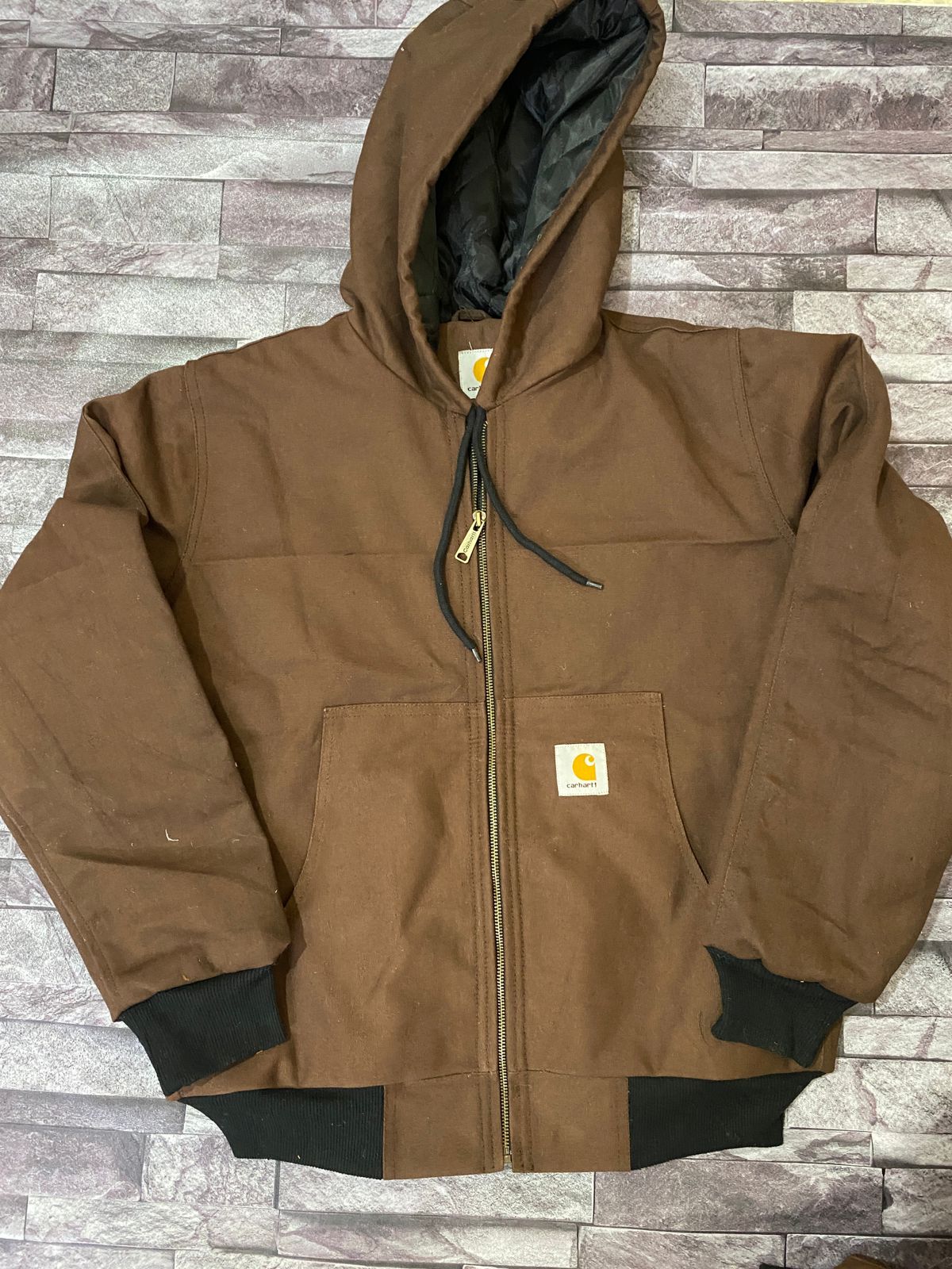 Jaquetas ativas Carhartt de estilo refeito vintage.  
Cor: Marrom escuro