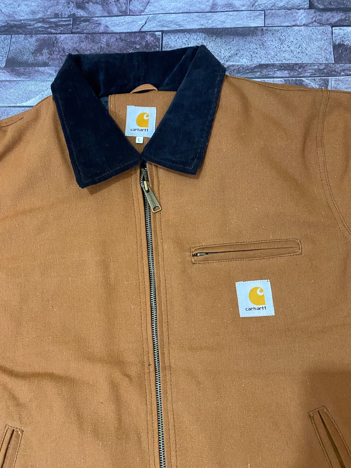 Jaquetas Carhartt Detroit estilo reworked vintage.  
Cor: Camelo