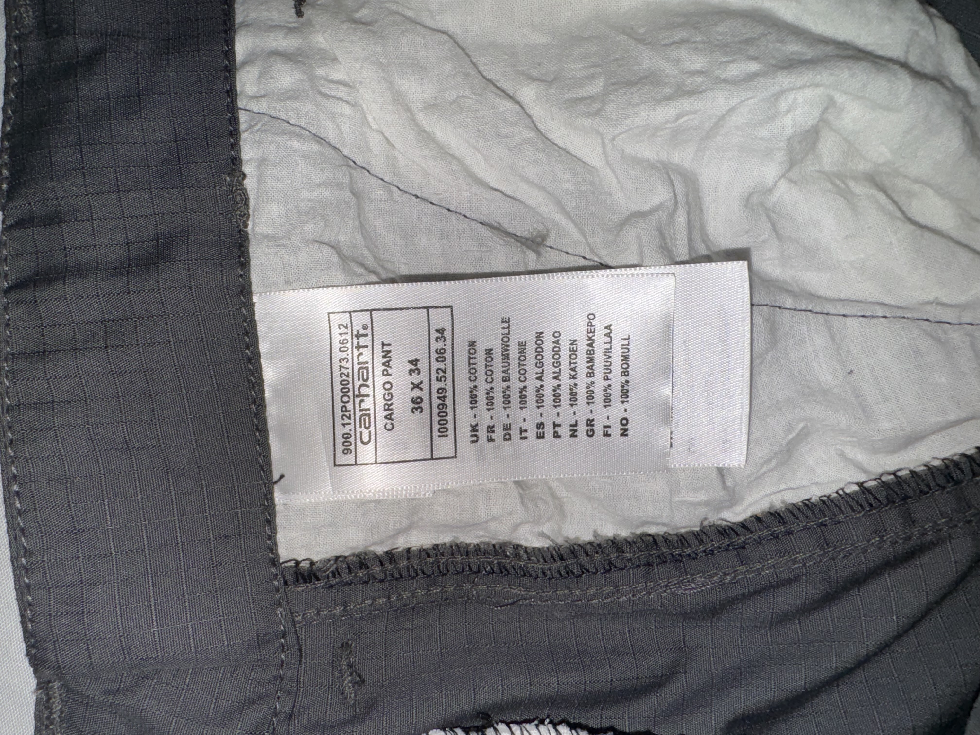 Pantaloni cargo neri Carhartt con cuciture bianche in stile rework.