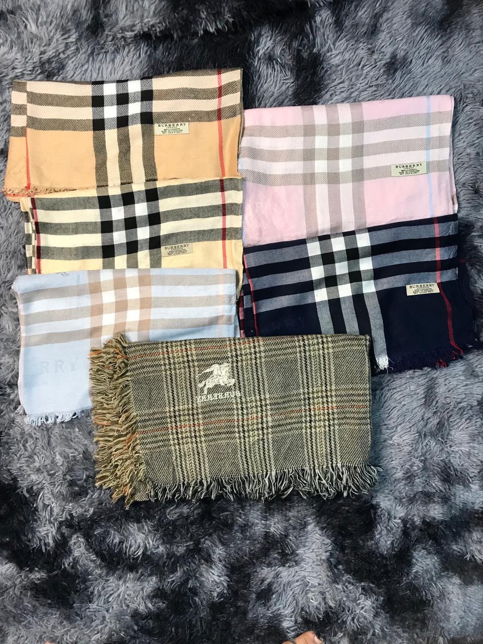 Cachecóis Burberry / 20 peças