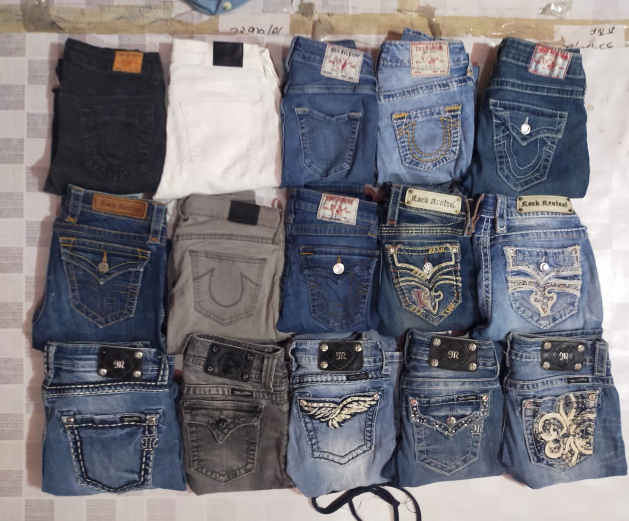 ID 210 VÊTEMENTS TRUE RELIGION ROCK REVIVAL ET MISS ME 16 PIÈCES