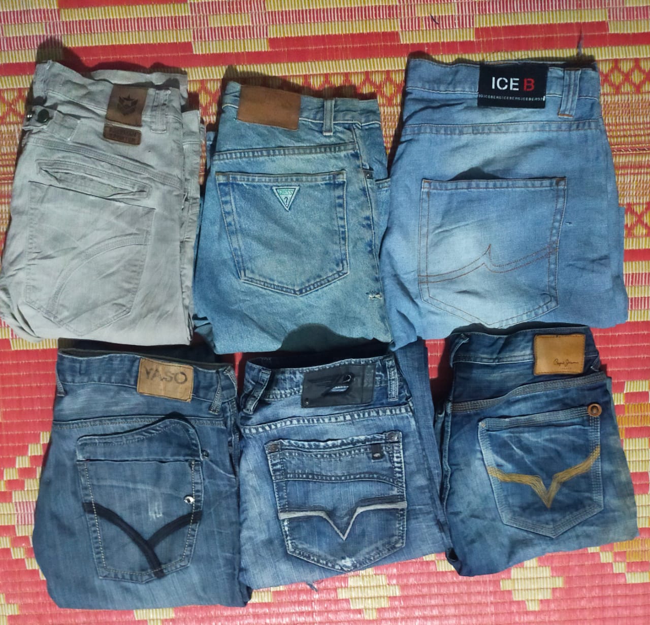 ID 234 TOMMY HILFIGER UND MIX-MARKEN JEANS 11 STÜCKE