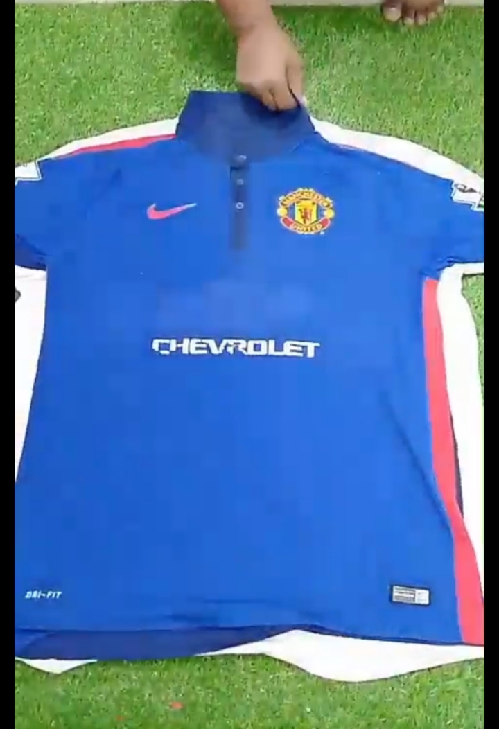 T-shirts de football personnalisés soigneusement sélectionnés