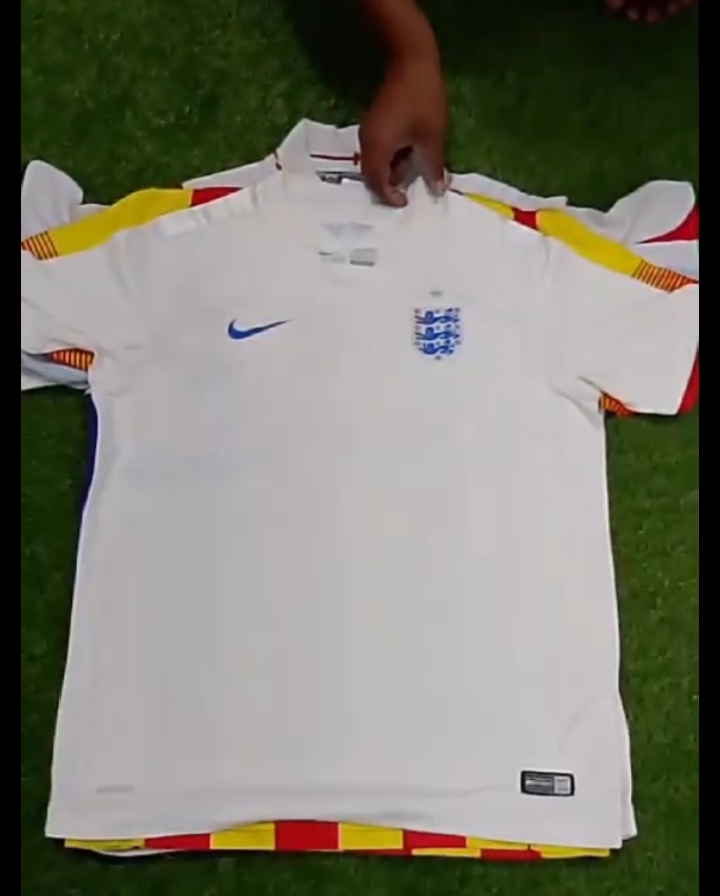 T-shirts de football personnalisés soigneusement sélectionnés