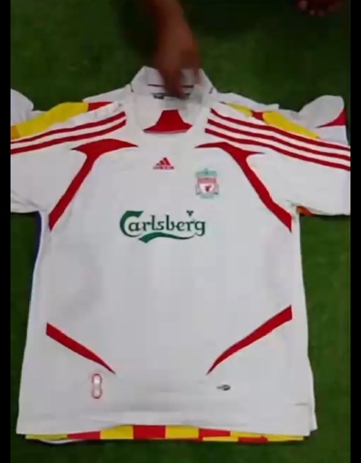 T-shirts de football personnalisés soigneusement sélectionnés