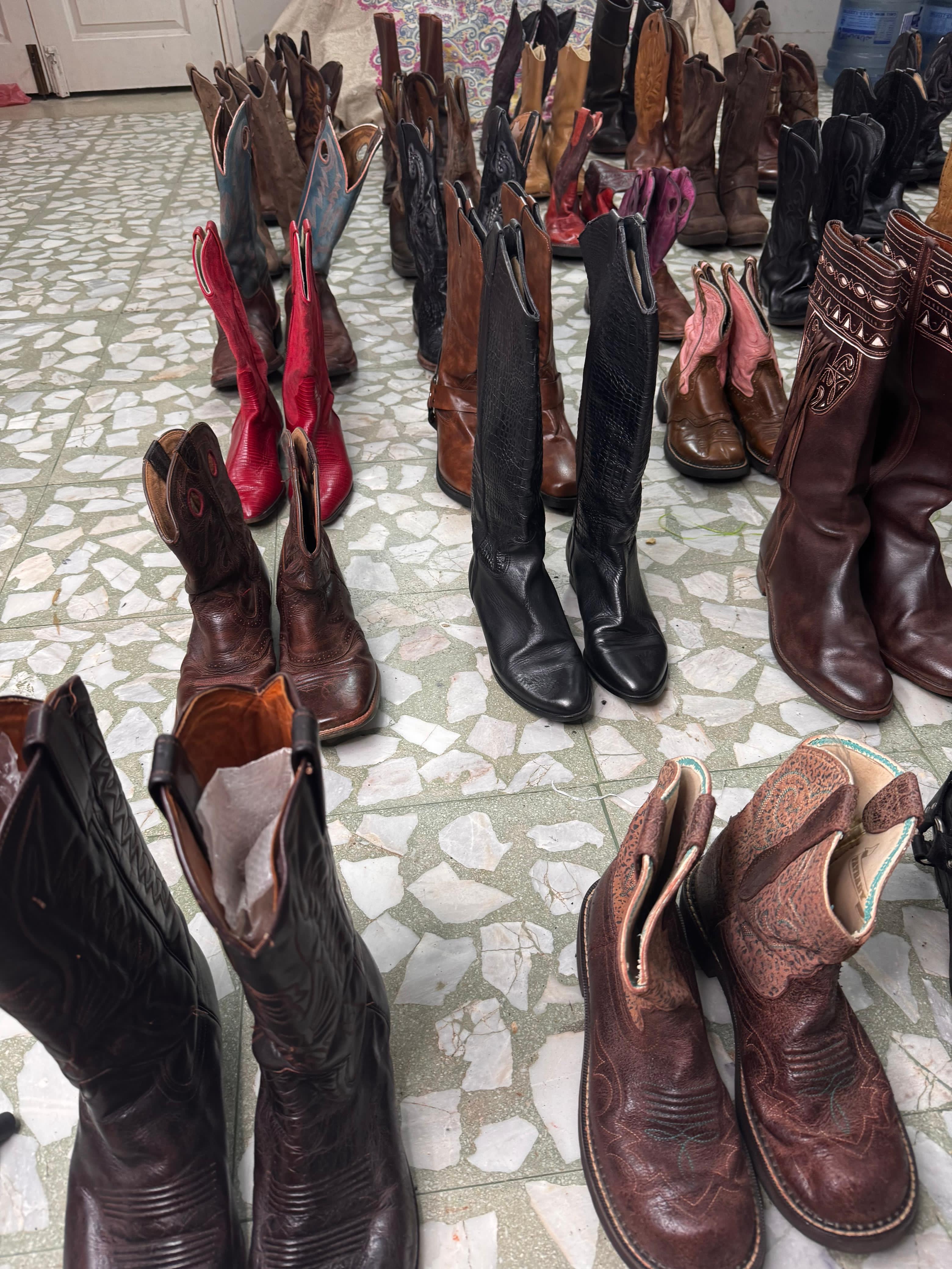 #VV598 Cowboy Boots 40PCs