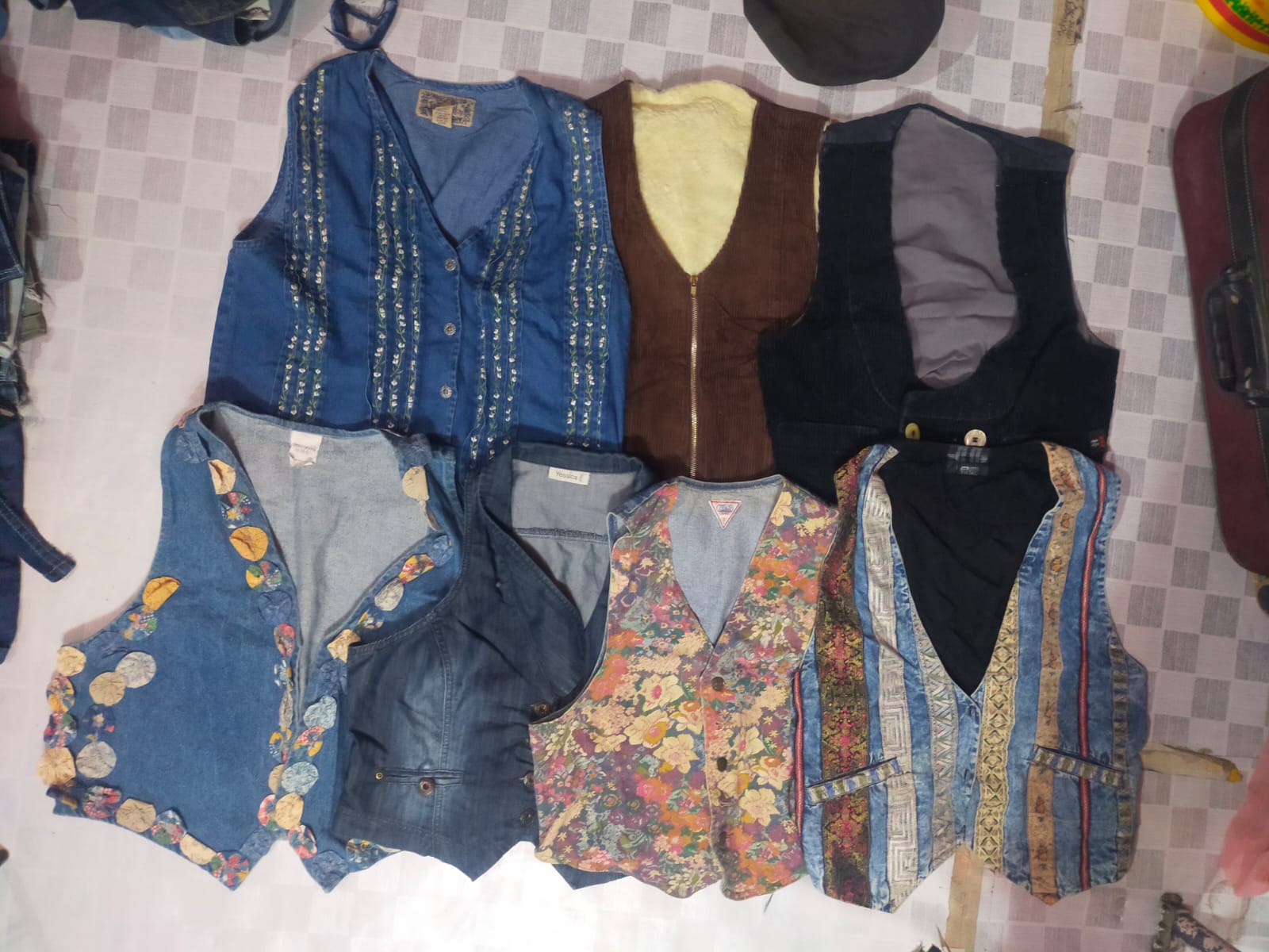 ID 243 H&M AND OTHER MIX BRANDS DENIM VEST TOTAL 22  PIECES