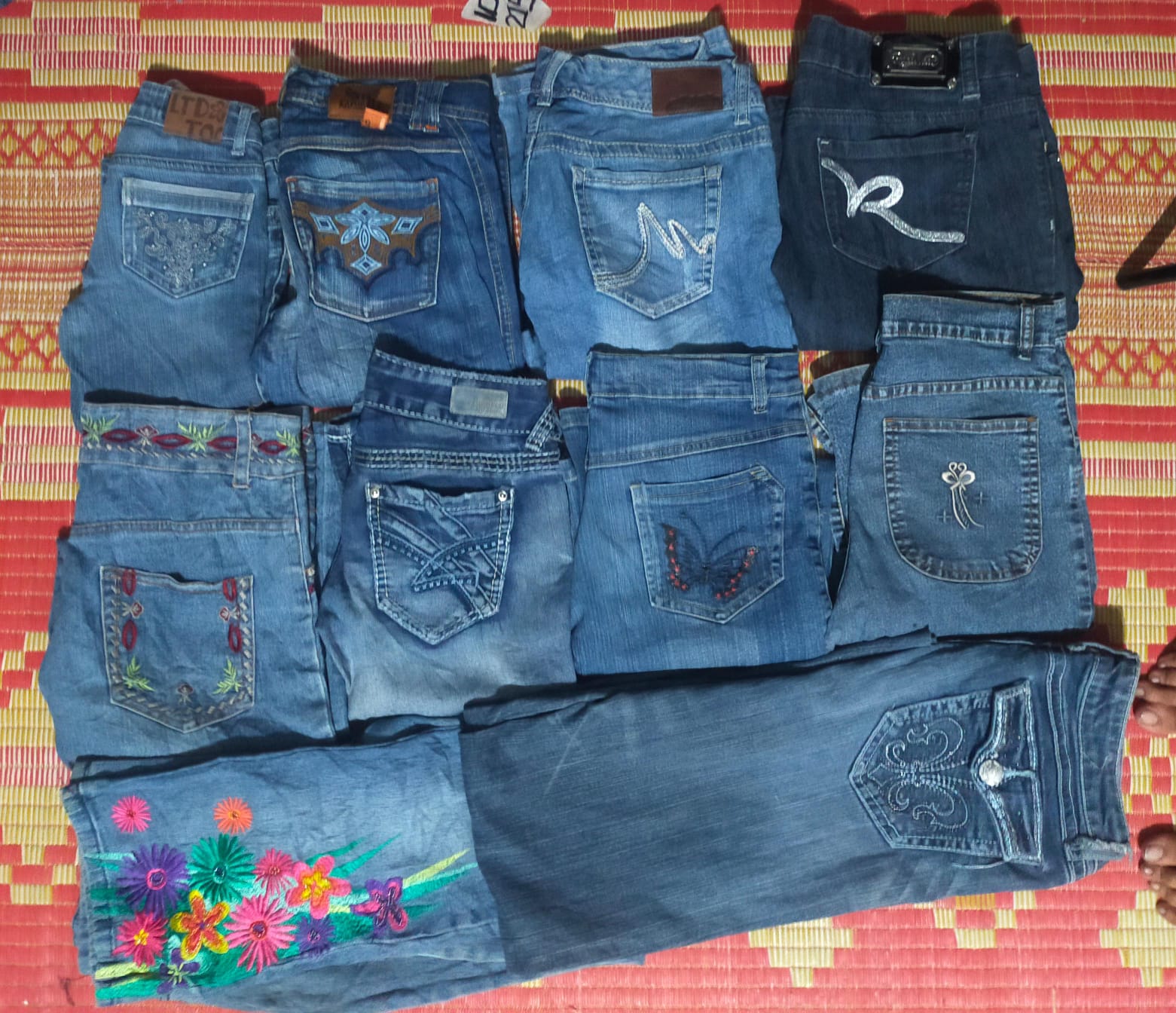 ID 215 ROCAWEAR AND OTHER MIX BRANDS TOTAL 10  PIECES