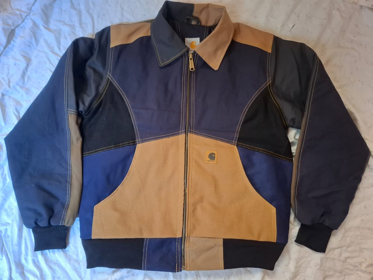 Jaqueta Multi Carhartt de estilo retrabalho.