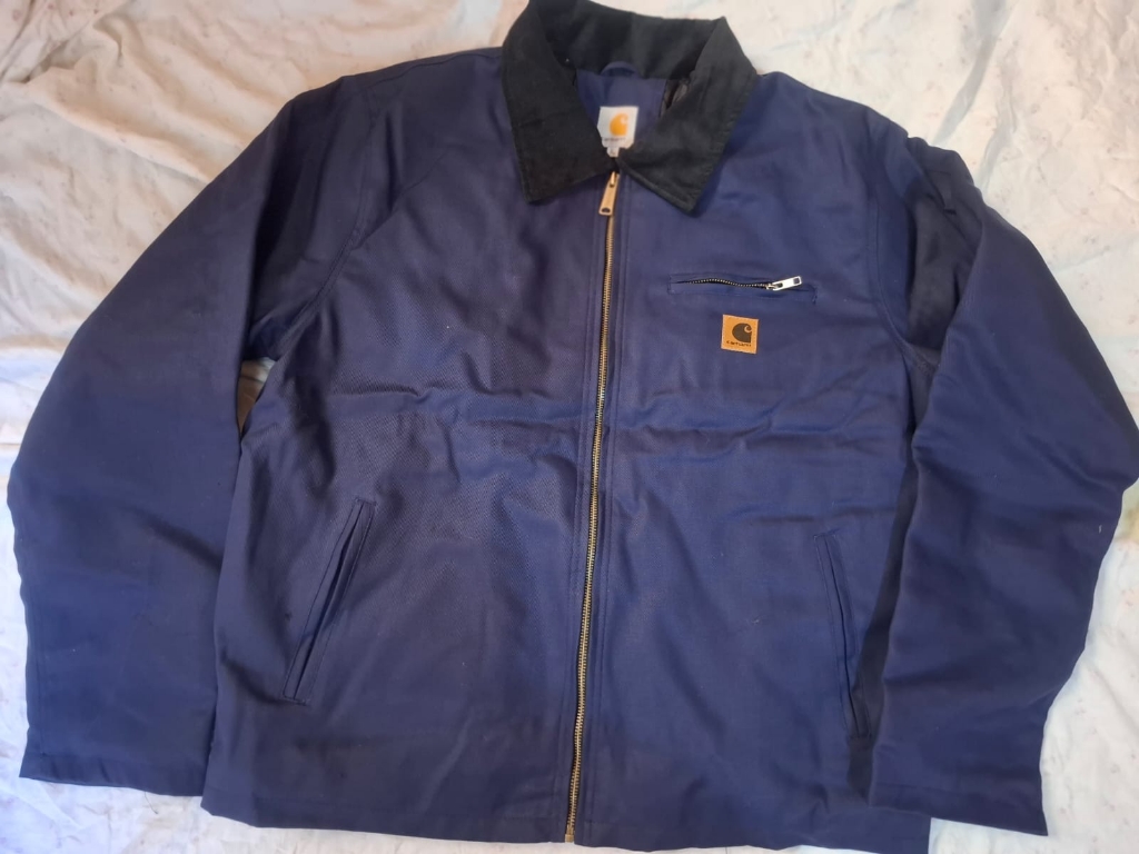 Jaqueta Carhartt estilo rework azul marinho.