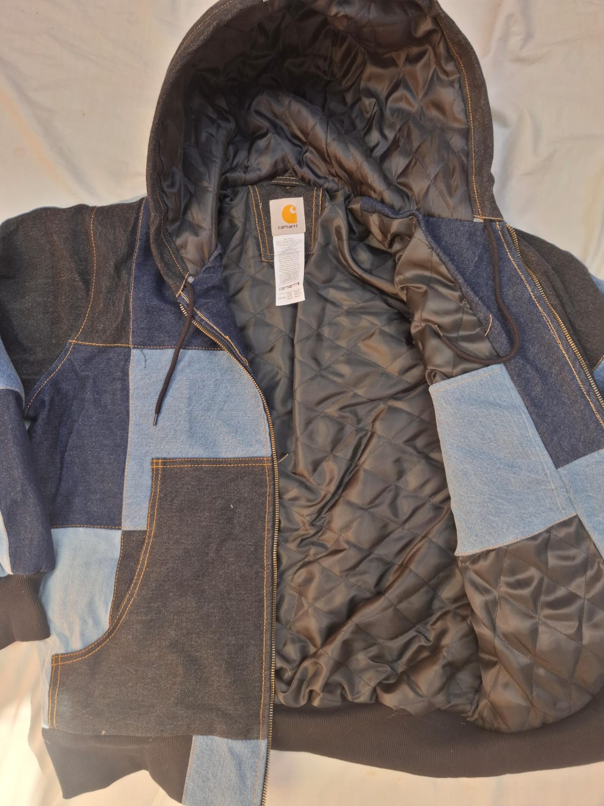 Giacca in denim con patchwork Carhartt in stile Rework.