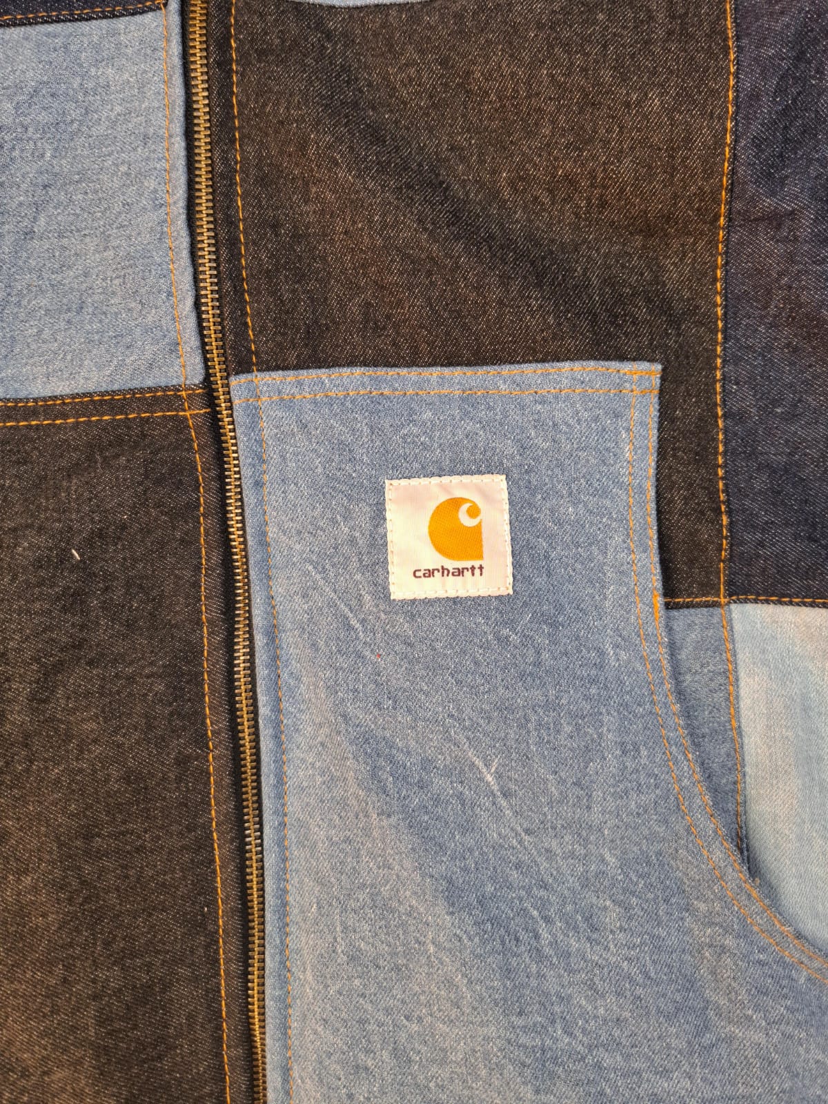 Giacca in denim con patchwork Carhartt in stile Rework.