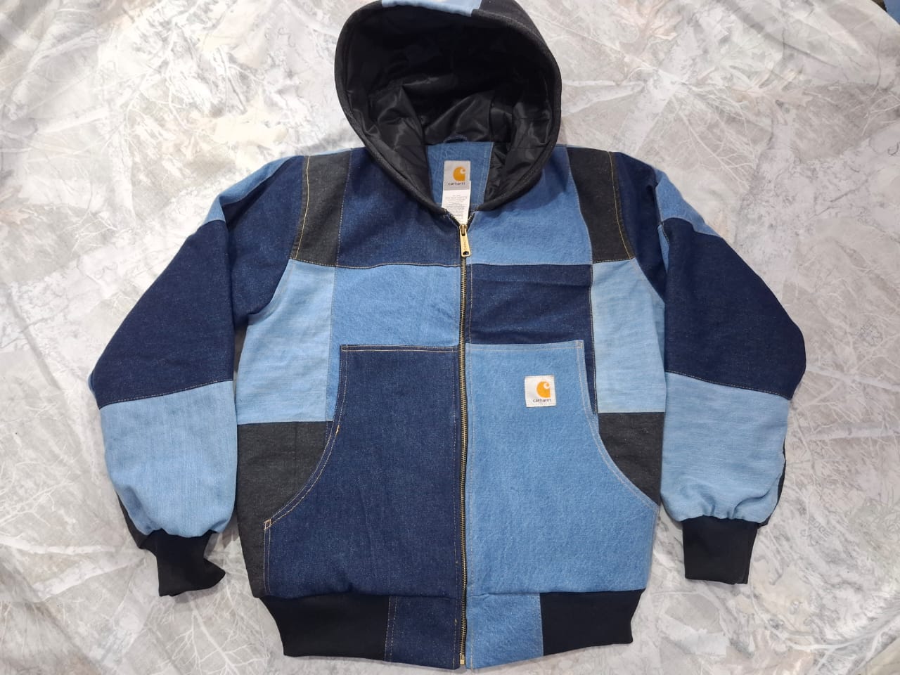 Jaqueta de patchwork em denim Carhartt estilo rework.