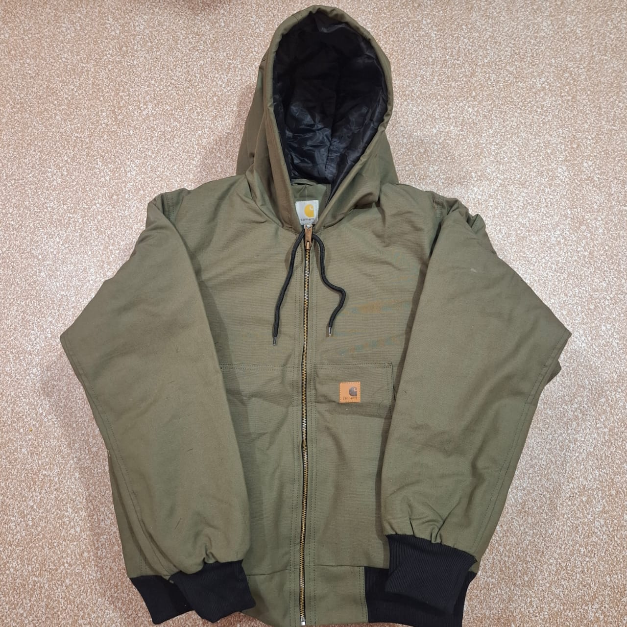 Jaqueta Carhartt estilo rework verde oliva com capuz.