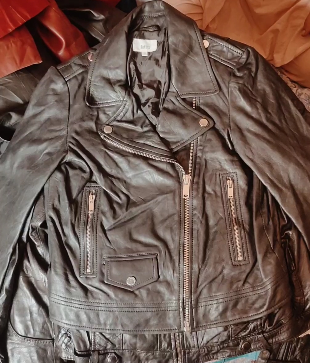 Ladies leather jackets - 35 pieces