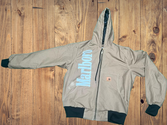 Giacca con cappuccio Carhartt x Marlboro in stile rework.