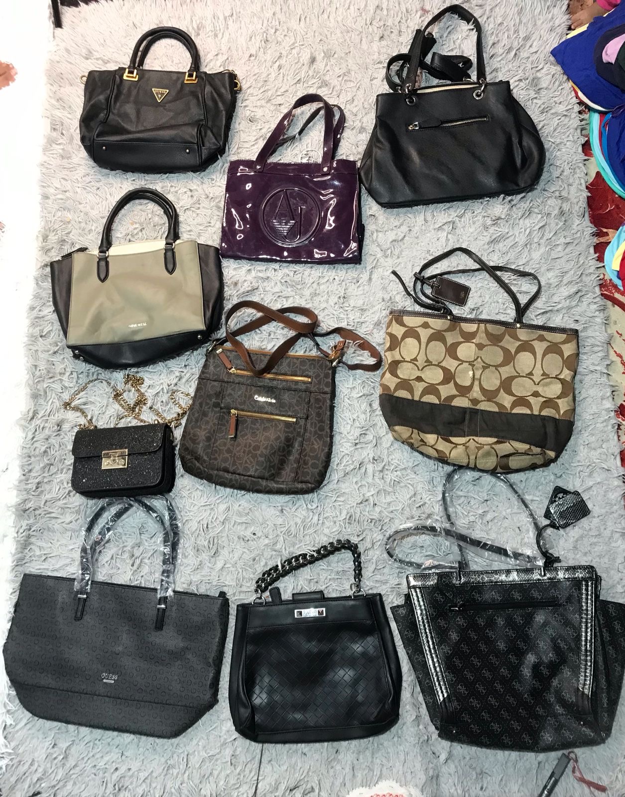 Sacs de luxe de marque Guess, Armani, Coach, Charles et Keith.