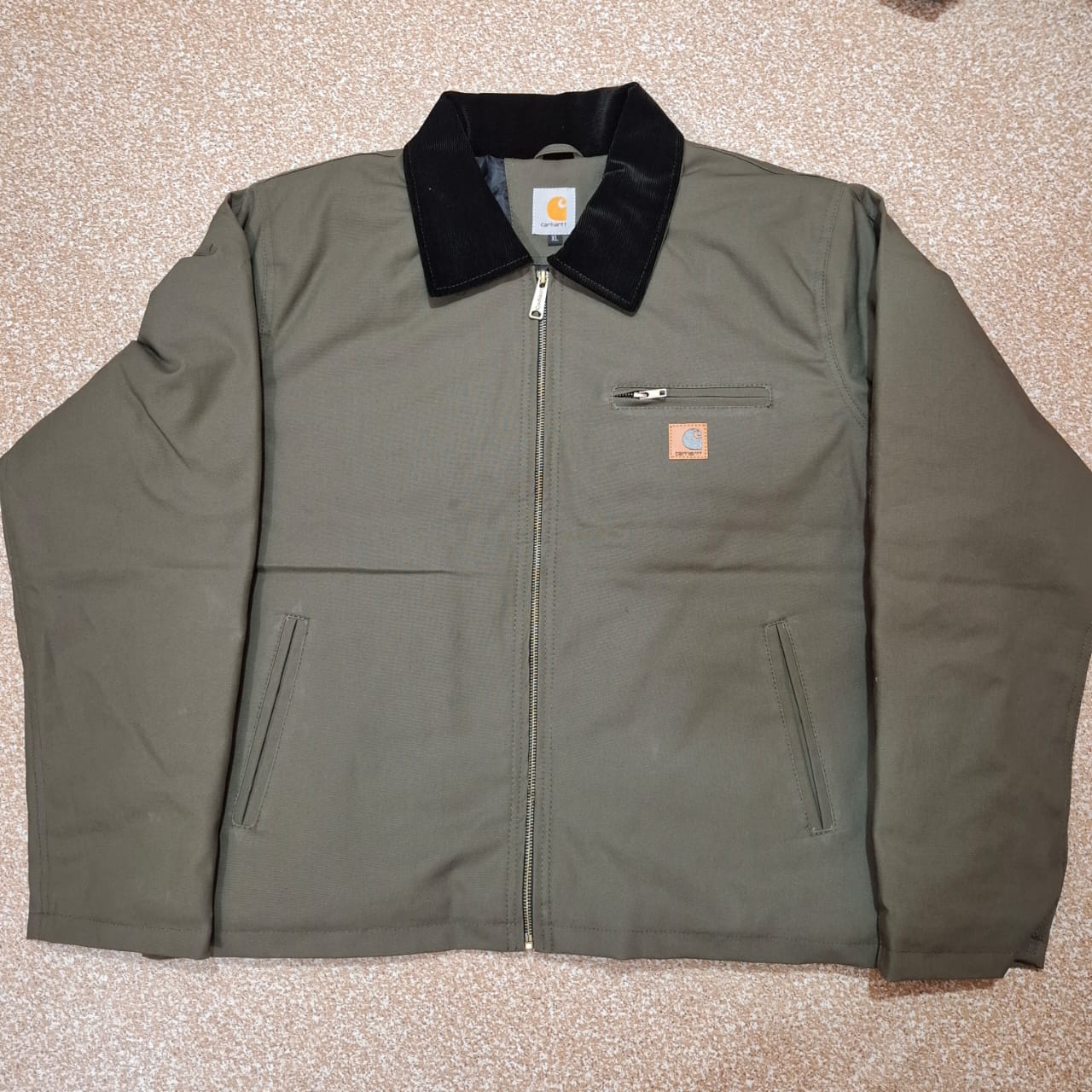 Giacca verde oliva Carhartt Rework Style.