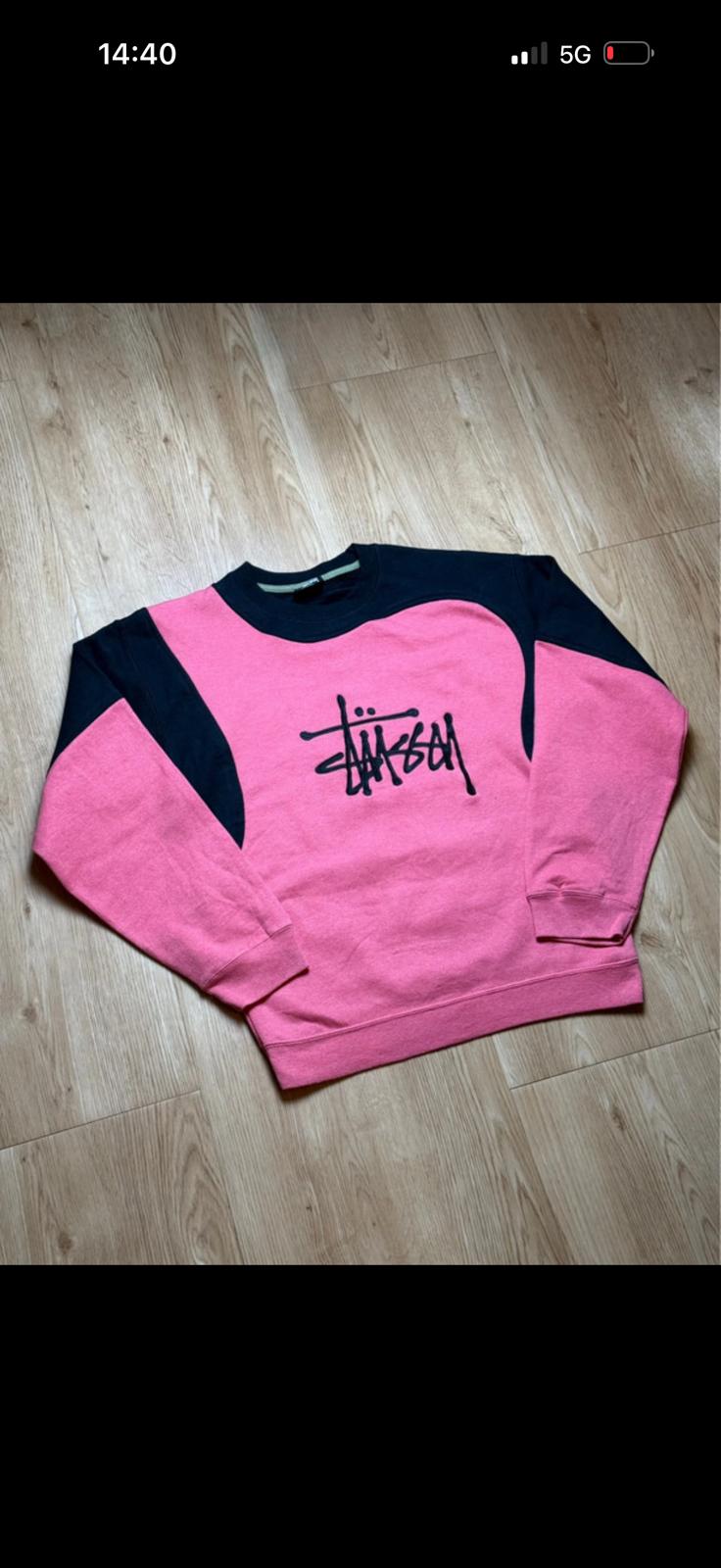 ストゥーシーリワークスタイルのスウェットシャツ。